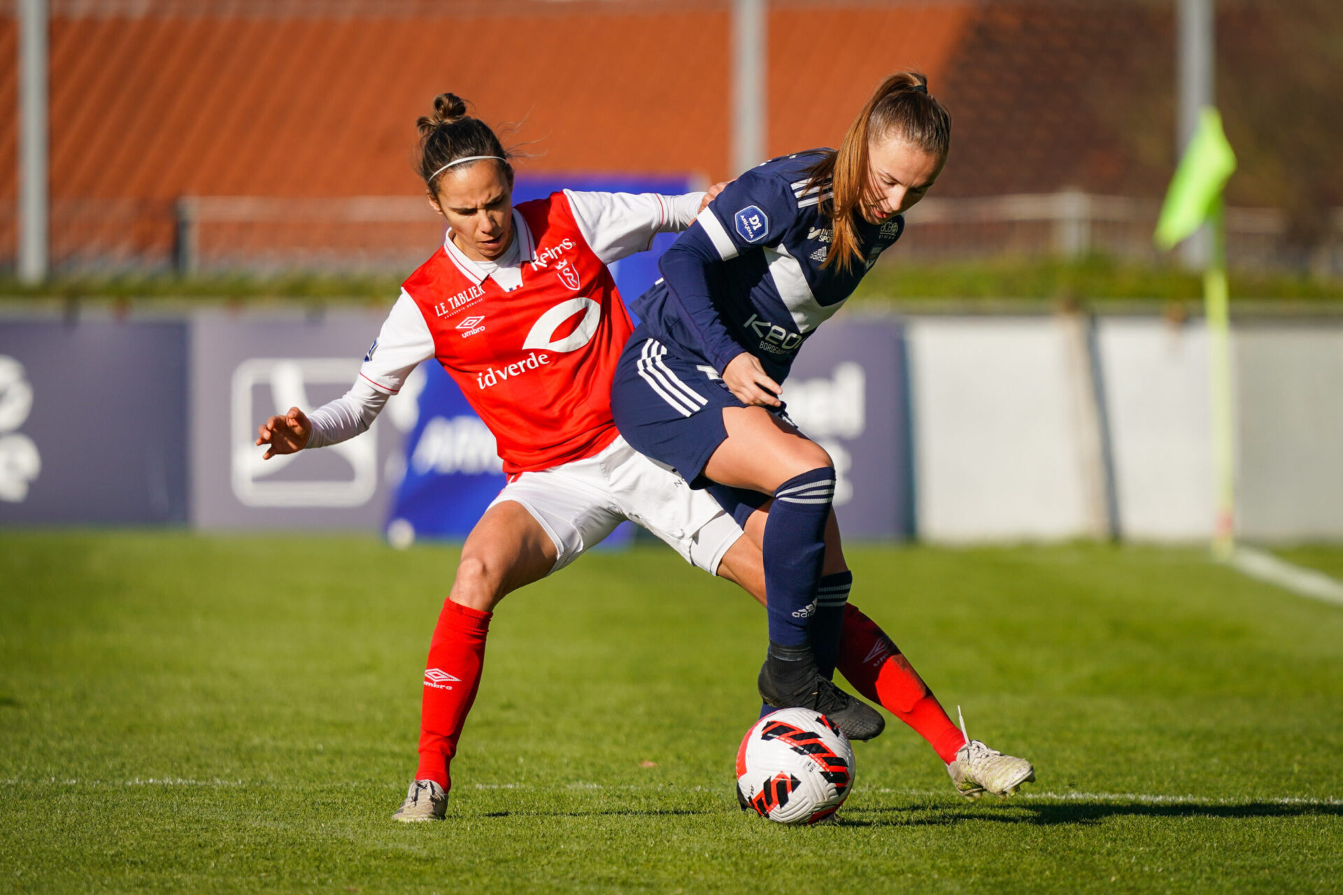 Tanya Romanenko (à gauche), à la lutte avec la joueuse des Girondins de Bordeaux, Julie Dufour. Icon Sport Tanya Romanenko (à gauche), à la lutte avec la joueuse des Girondins de Bordeaux, Julie Dufour. Icon Sport