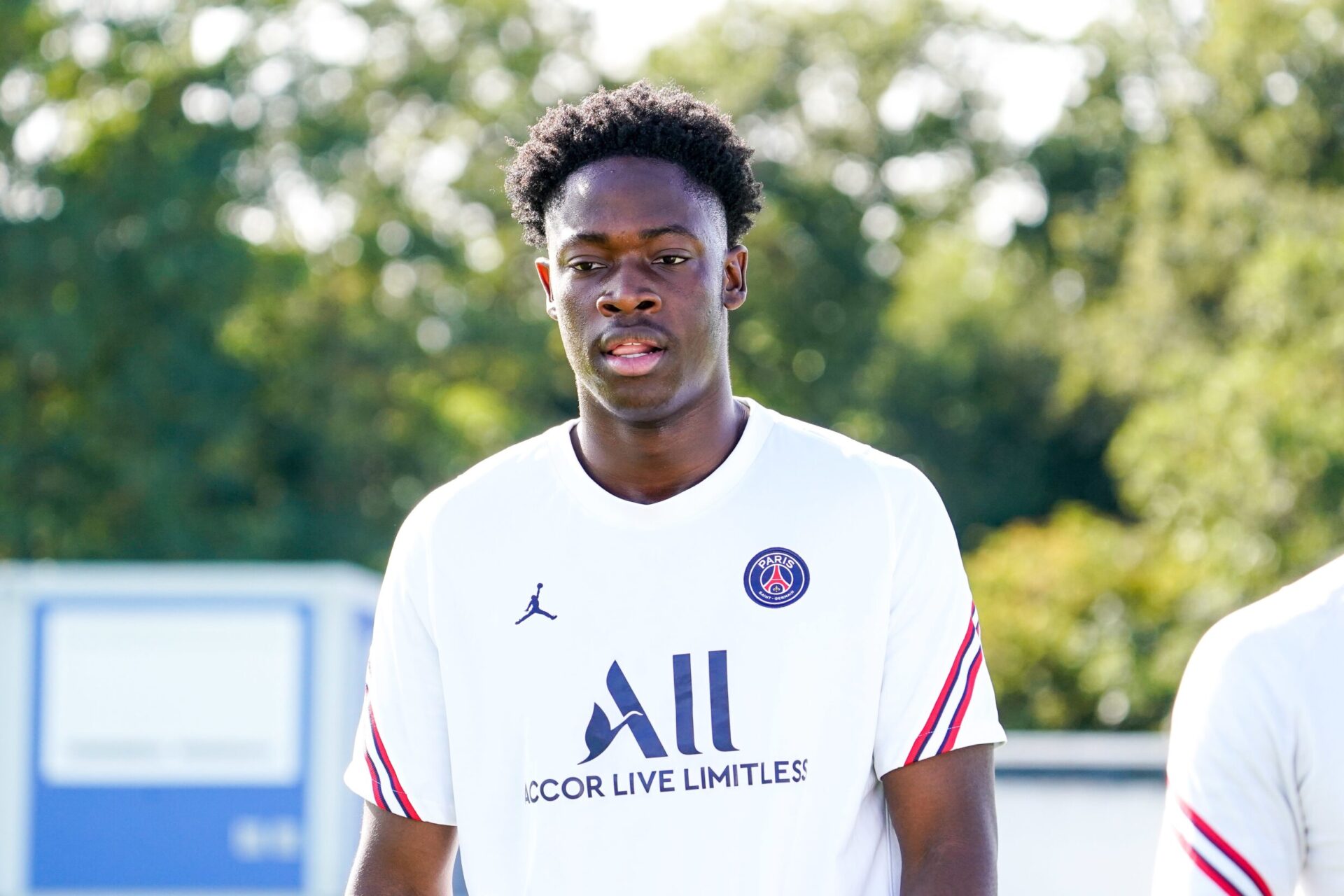 Le Bayern voit en le longiligne Bitshiabu un potentiel futur grand défenseur (iconsport) Le Bayern voit en le longiligne Bitshiabu un potentiel futur grand défenseur (iconsport)
