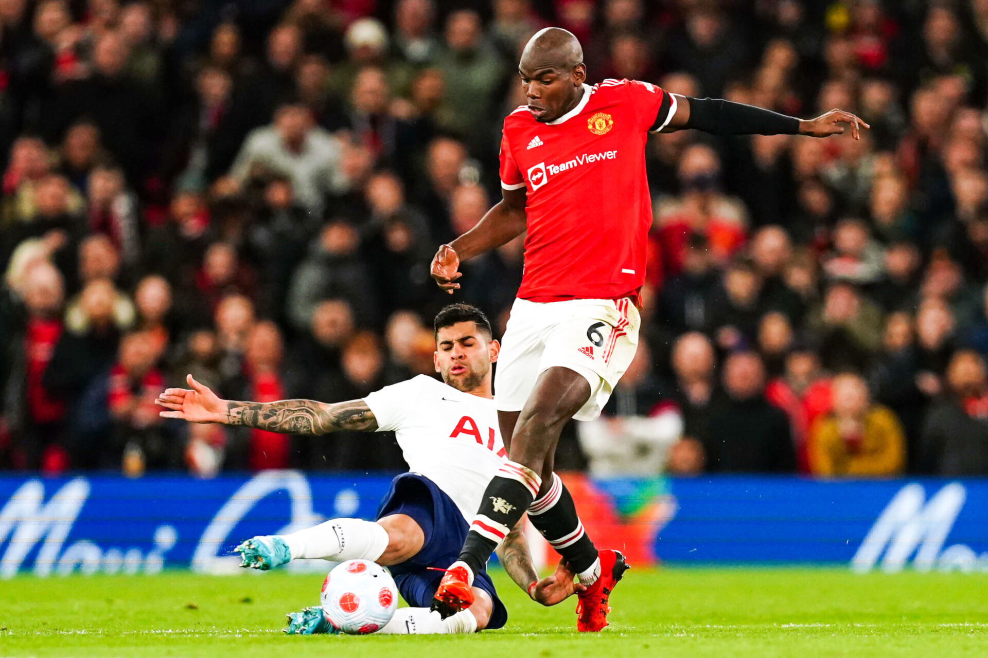 Paul Pogba, &agrave; la lutte avec Cristian Romero lors du choc de Premier League entre Manchester United et Tottenham. Icon Sport