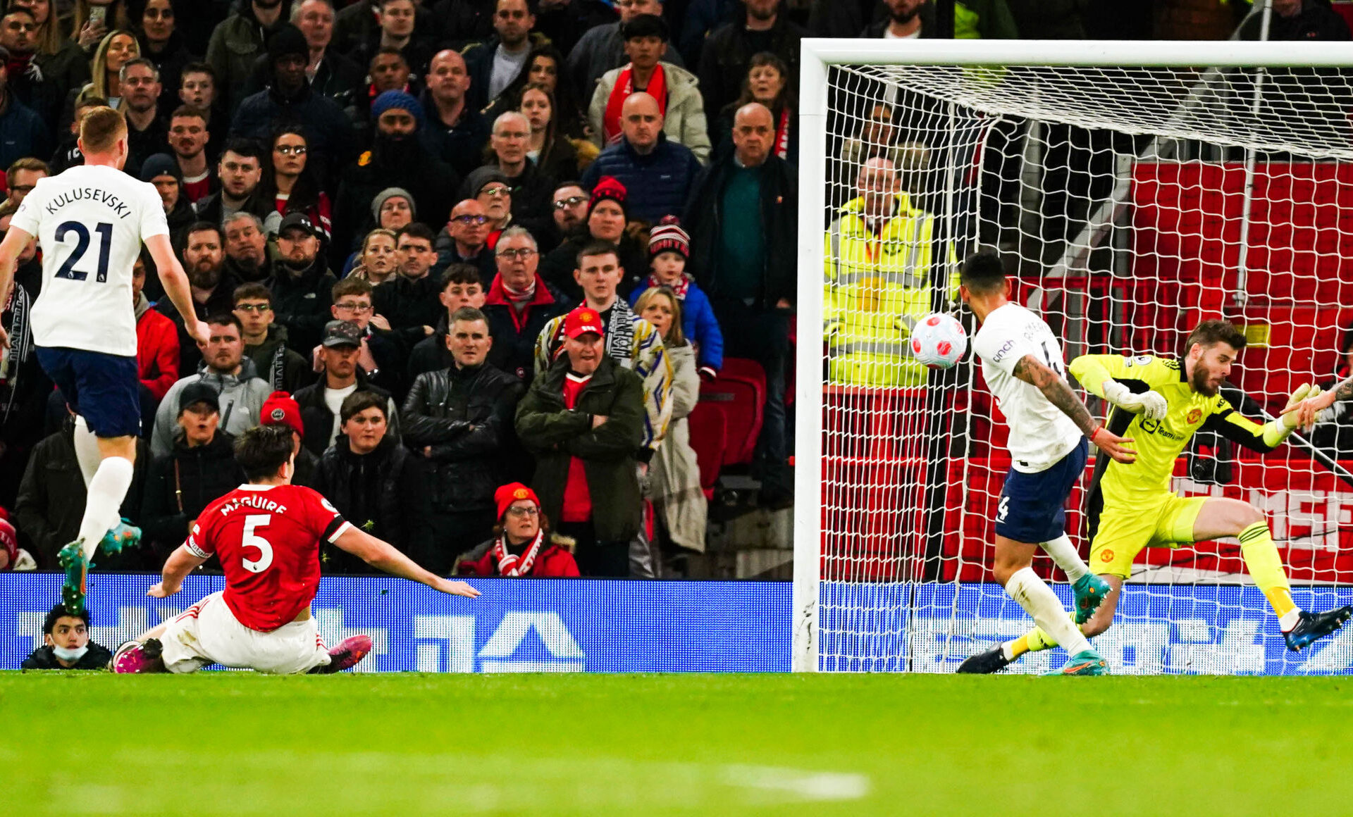 Harry Maguire (Manchester United) n'a pas arrang&eacute; ses affaires en marquant contre son camp face &agrave; Tottenham (iconsport)