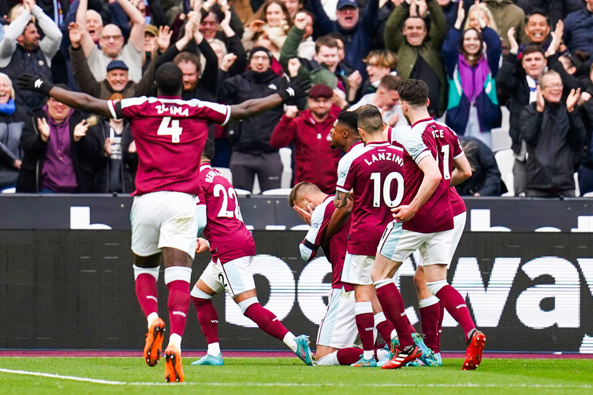 Andriy Yarmolenko c&eacute;l&egrave;bre son but contre Aston Villa avec ses co&eacute;quipiers. Icon Sport