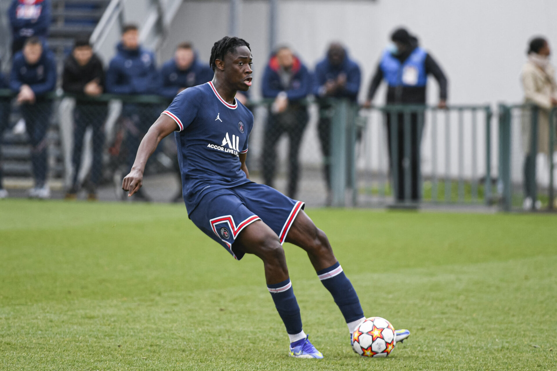 El Chadaille Bitshiabu, sous les couleurs du Paris Saint-Germain (Icon Sport)