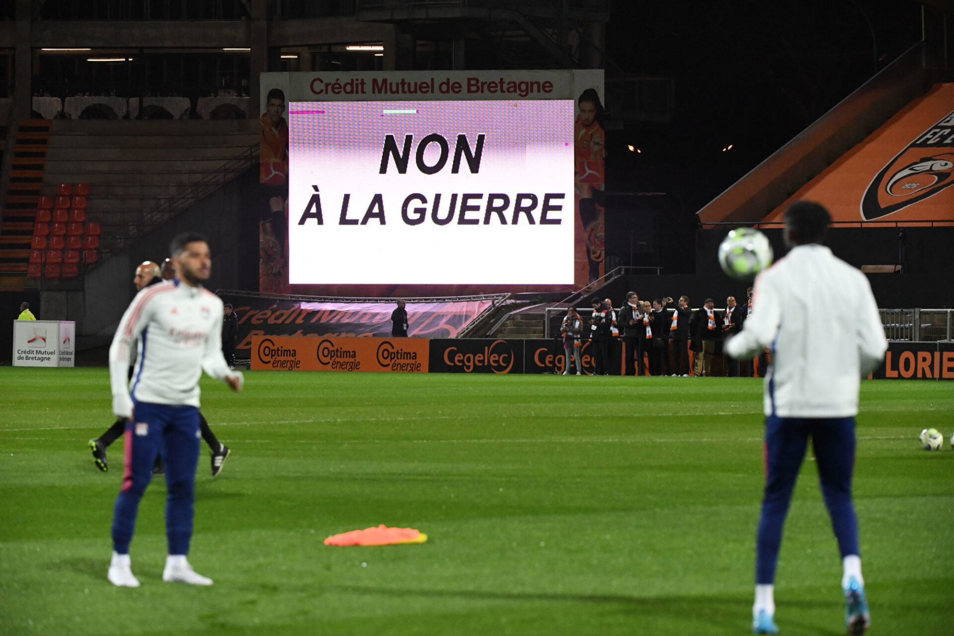 Non à la guerre mais une belle bataille en perspective entre Lorient et l'OL (iconsport) Non à la guerre mais une belle bataille en perspective entre Lorient et l'OL (iconsport)