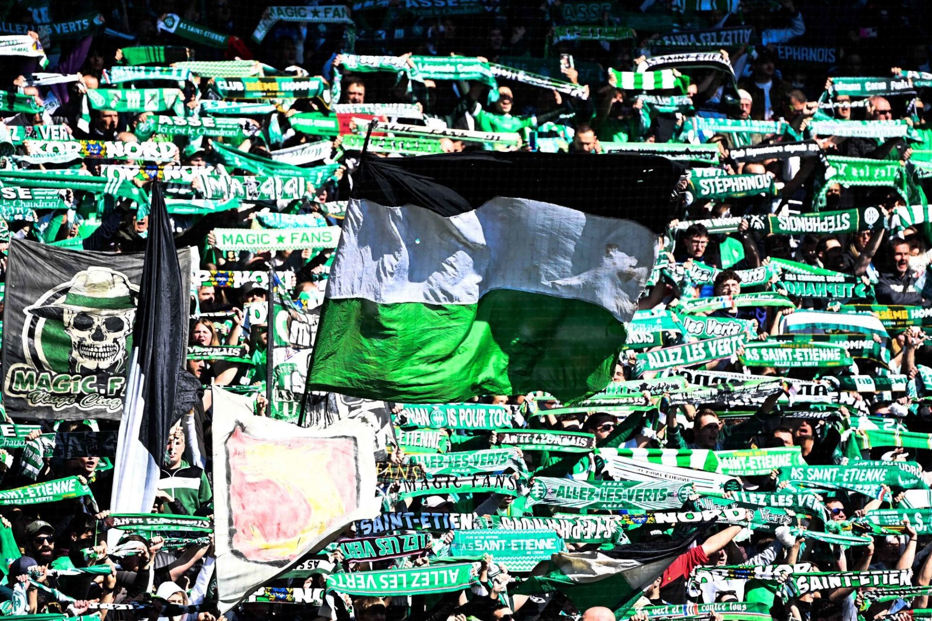 Ambiance &eacute;lectrique mise par les supporters de l'ASSE pour ce match important (iconsport)
