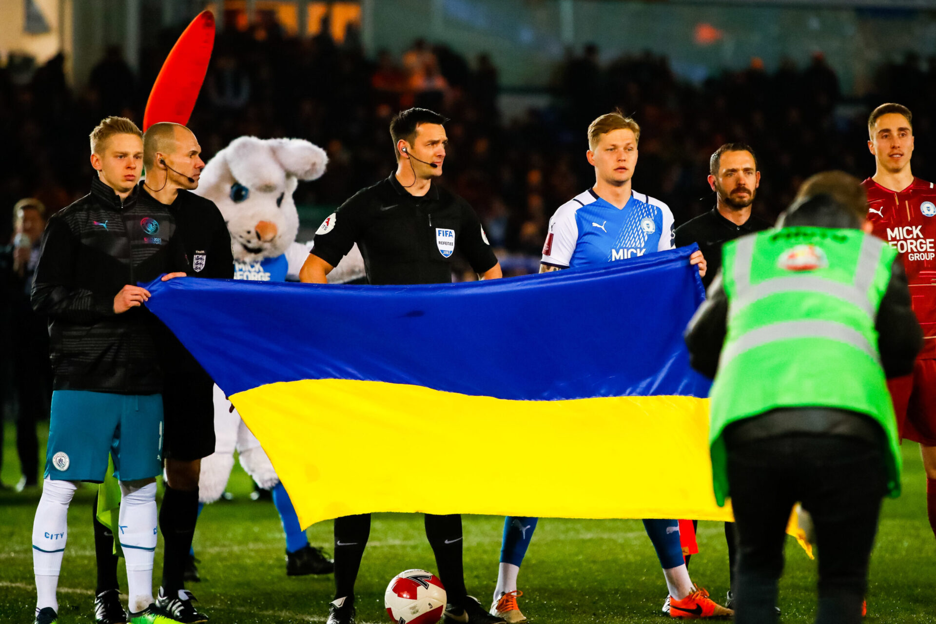 Ces derniers jours, les messages et gestes de soutien pour l'Ukraine ont afflu&eacute; un peu partout dans le monde / Icon sport