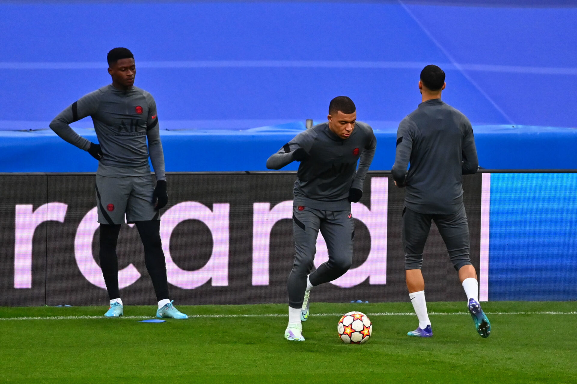 Le PSG peut souffler, Mbapp&eacute; galope, ici sous les yeux de Nuno Mendes (iconsport)