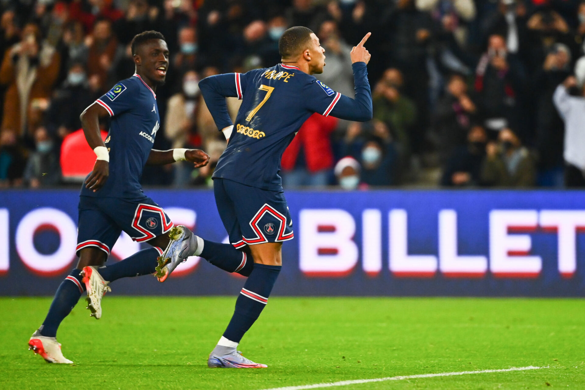 Kylian Mbappé et Idrissa Gueye, copains comme jamais au PSG (iconsport) Kylian Mbappé et Idrissa Gueye, copains comme jamais au PSG (iconsport)