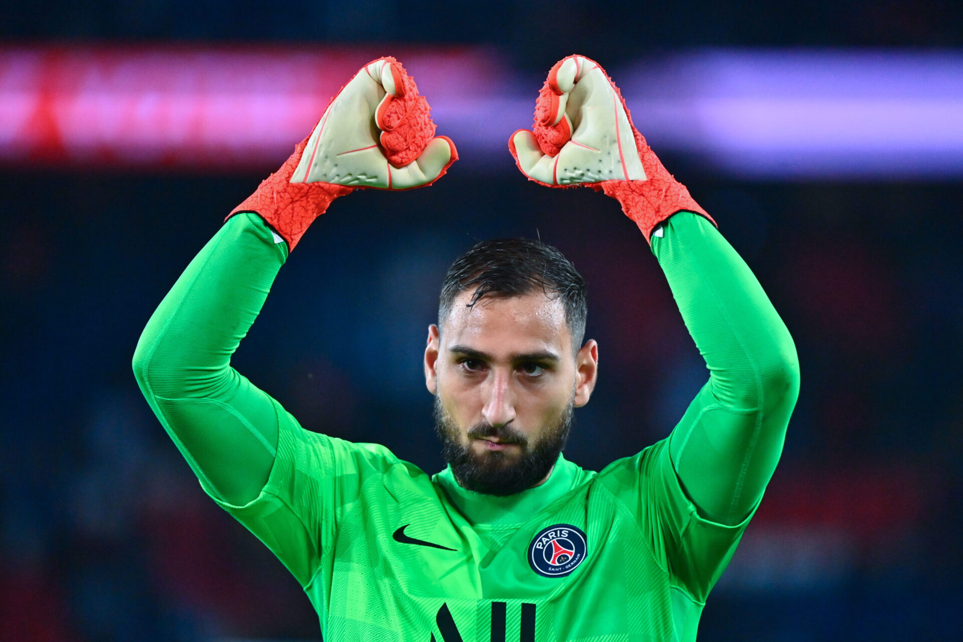 Donnarumma aid&eacute; par Buffon sur son arriv&eacute;e &agrave; Paris. (Icon Sport)