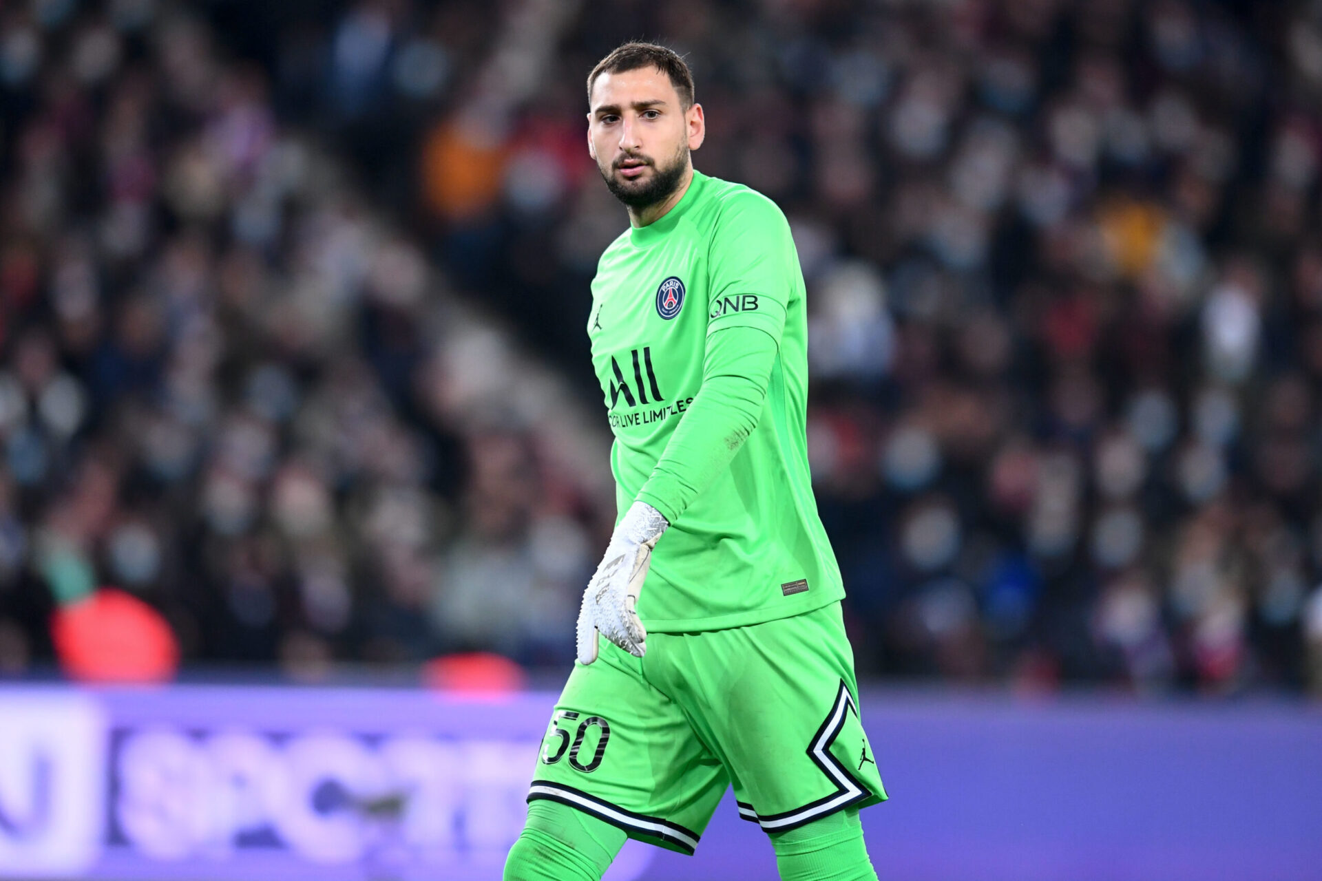 Donnarumma aid&eacute; par Buffon sur son arriv&eacute;e &agrave; Paris. (Icon Sport)