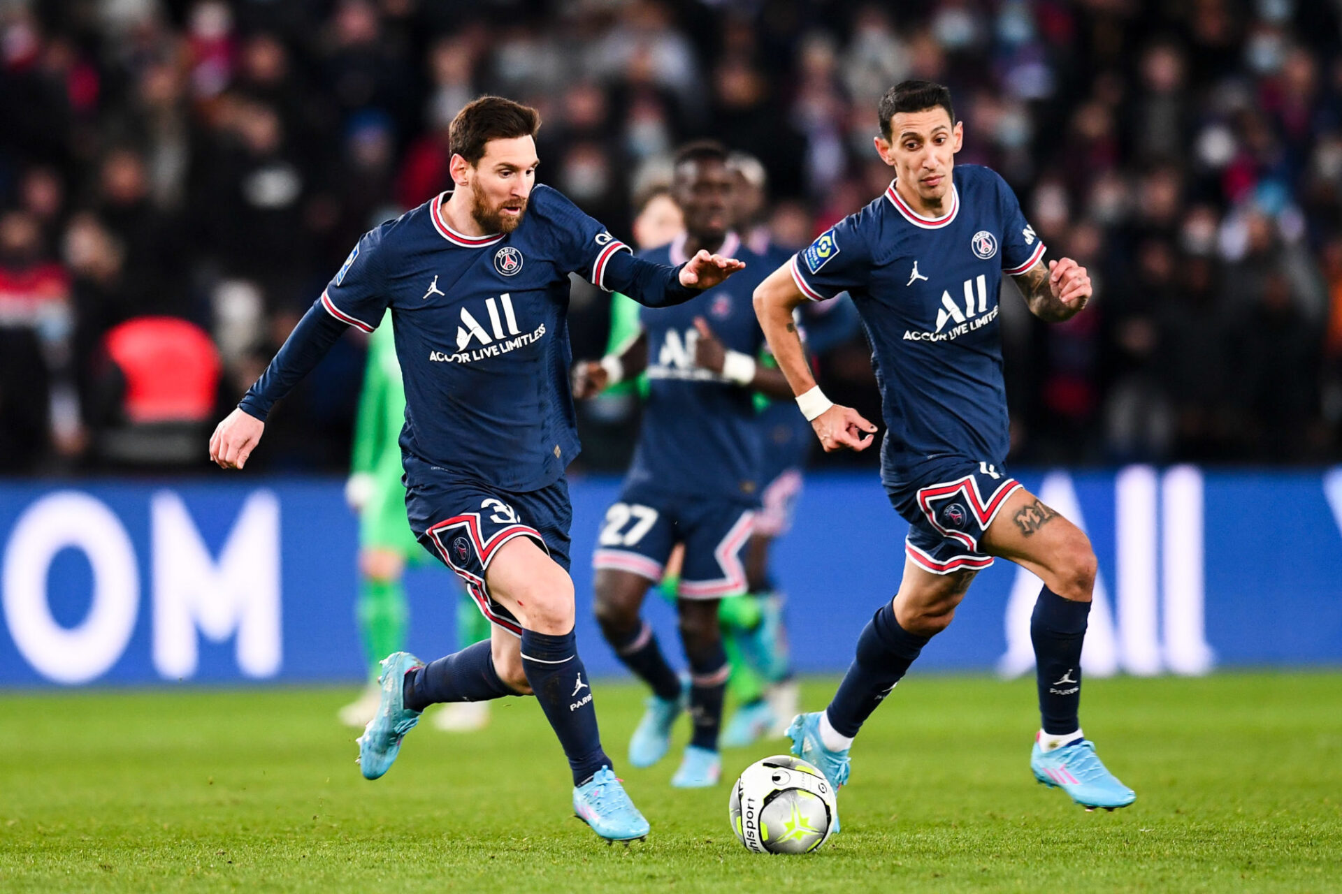 Lionel Messi (&agrave; gauche) et Angel Di Maria (&agrave; droite), ici sous le maillot du Paris Saint-Germain (iconsport)