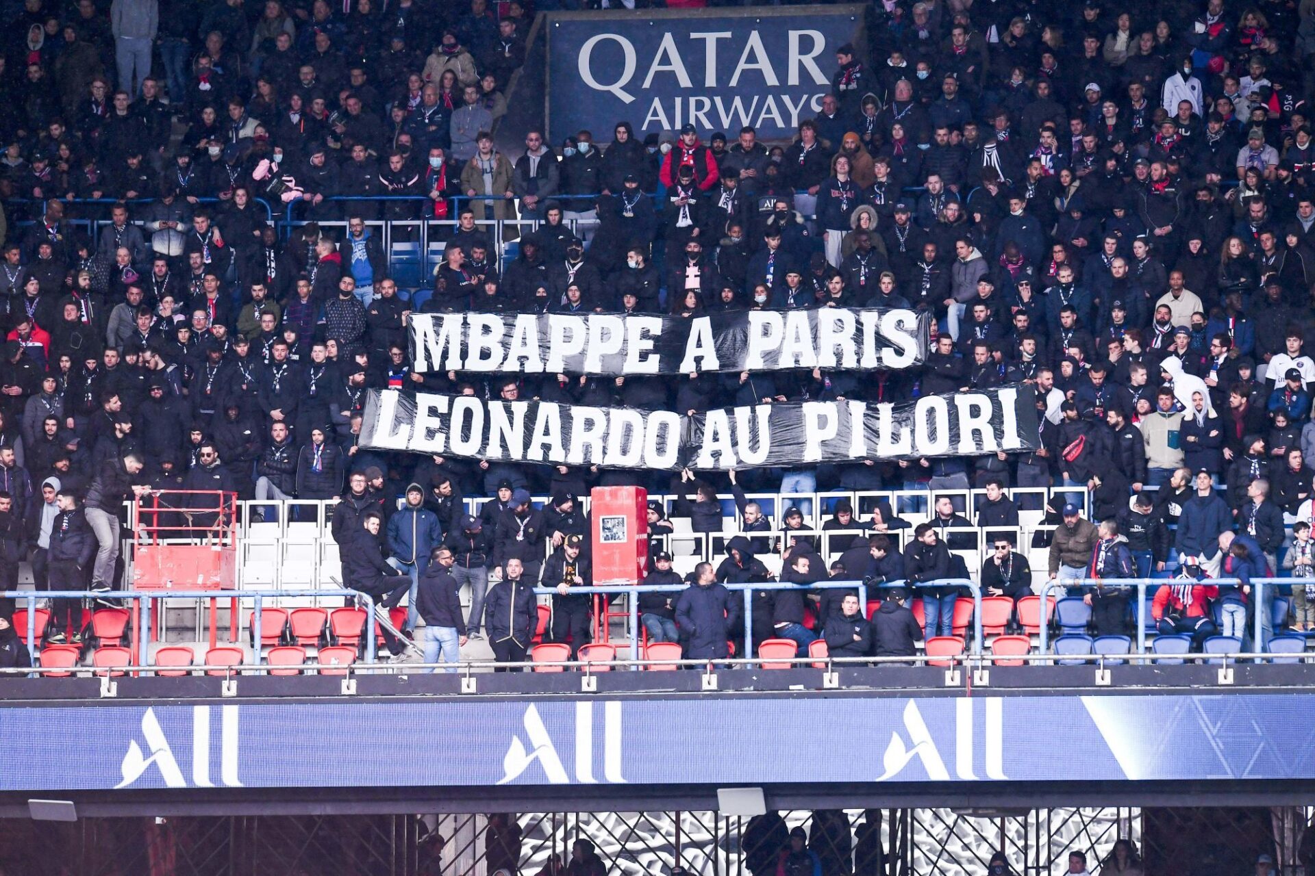 Les supporters du PSG ont d&eacute;ploy&eacute; quelques banderoles face &agrave; Bordeaux, dont une qui visait directement Leonardo (iconsport)