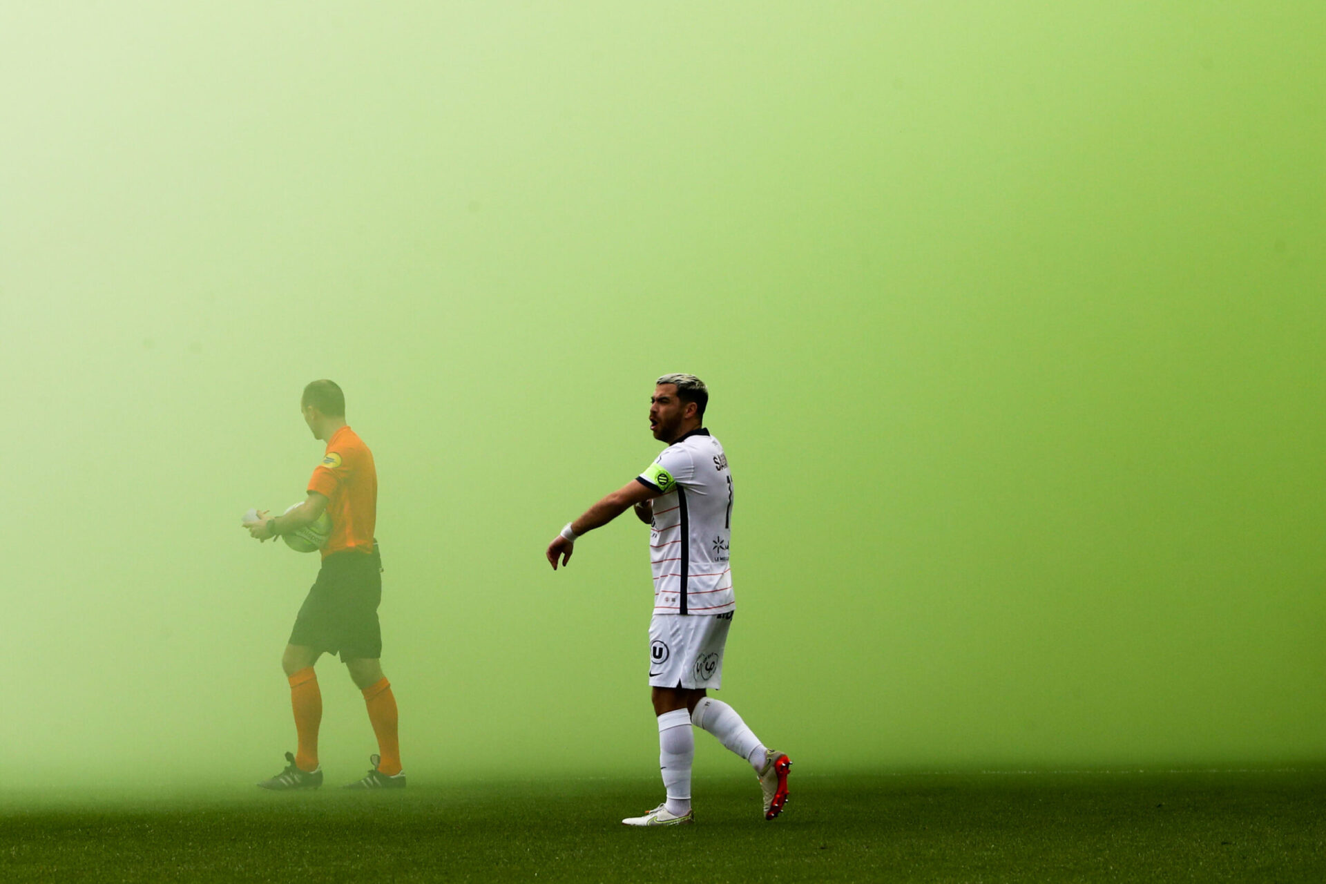 Le coup d'envoi du match entre Bordeaux et Montpellier a &eacute;t&eacute; retard&eacute; &agrave; cause de fumig&egrave;nes. / Icon Sport