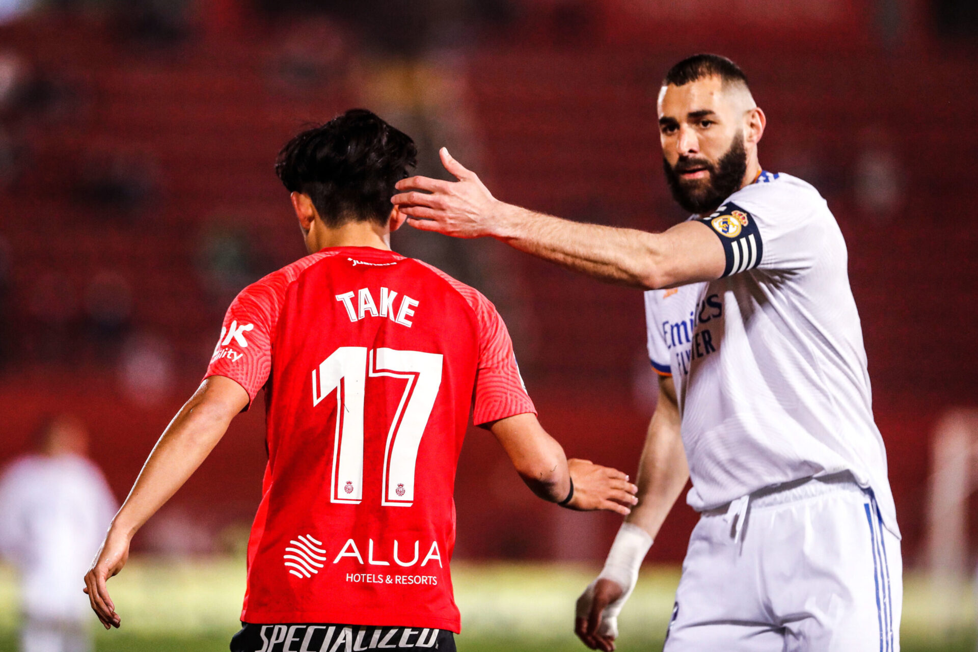 Karim Benzema (&agrave; droite), ici avec le Japonais Takefusa Kubo, pr&ecirc;t&eacute; par le Real &agrave; Majorque (&agrave; gauche, de dos) / Icon Sport