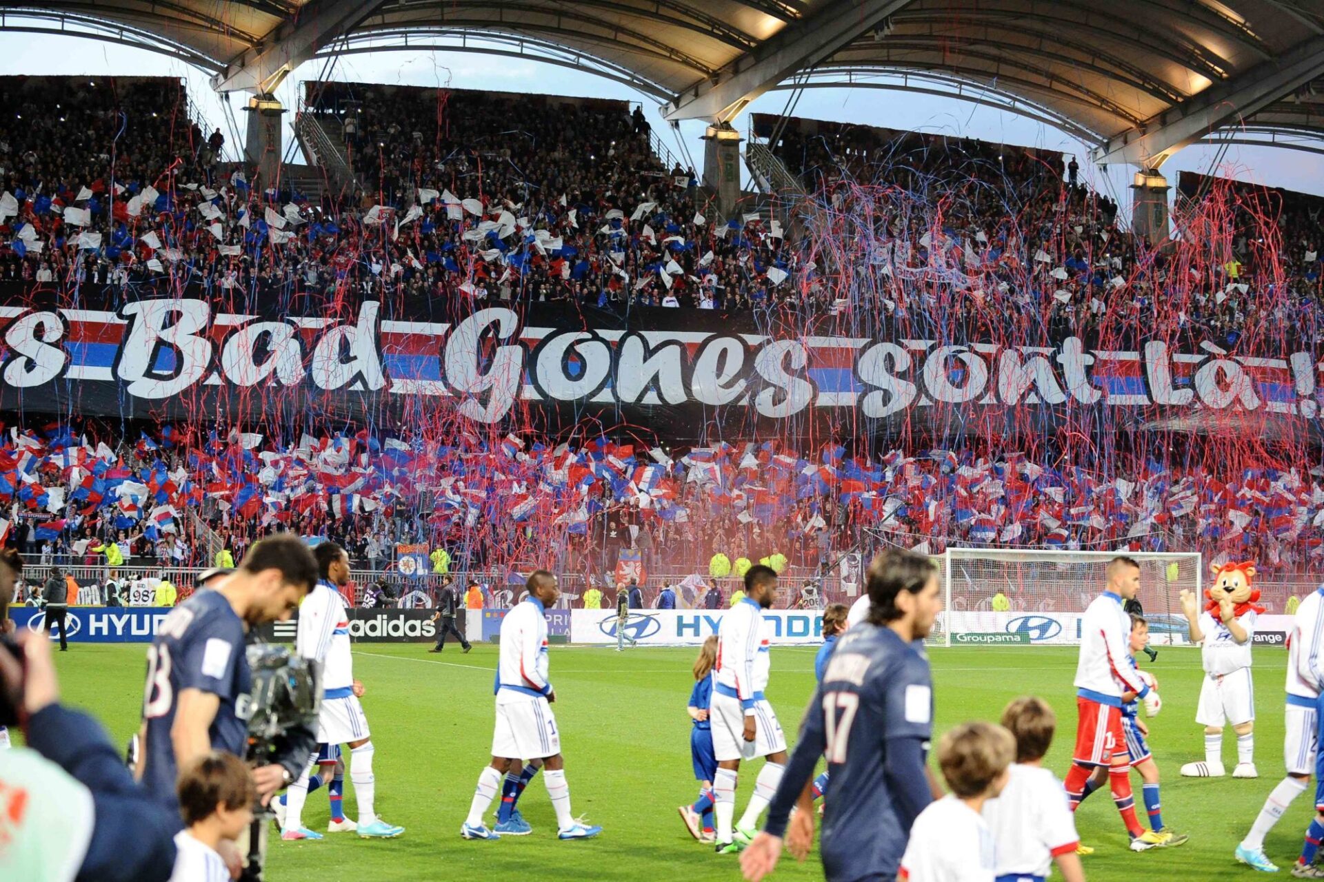 Les supporters lyonnais déployant une banderole avec "Les Bad Gones sont là" (iconsport) Les supporters lyonnais déployant une banderole avec "Les Bad Gones sont là" (iconsport)
