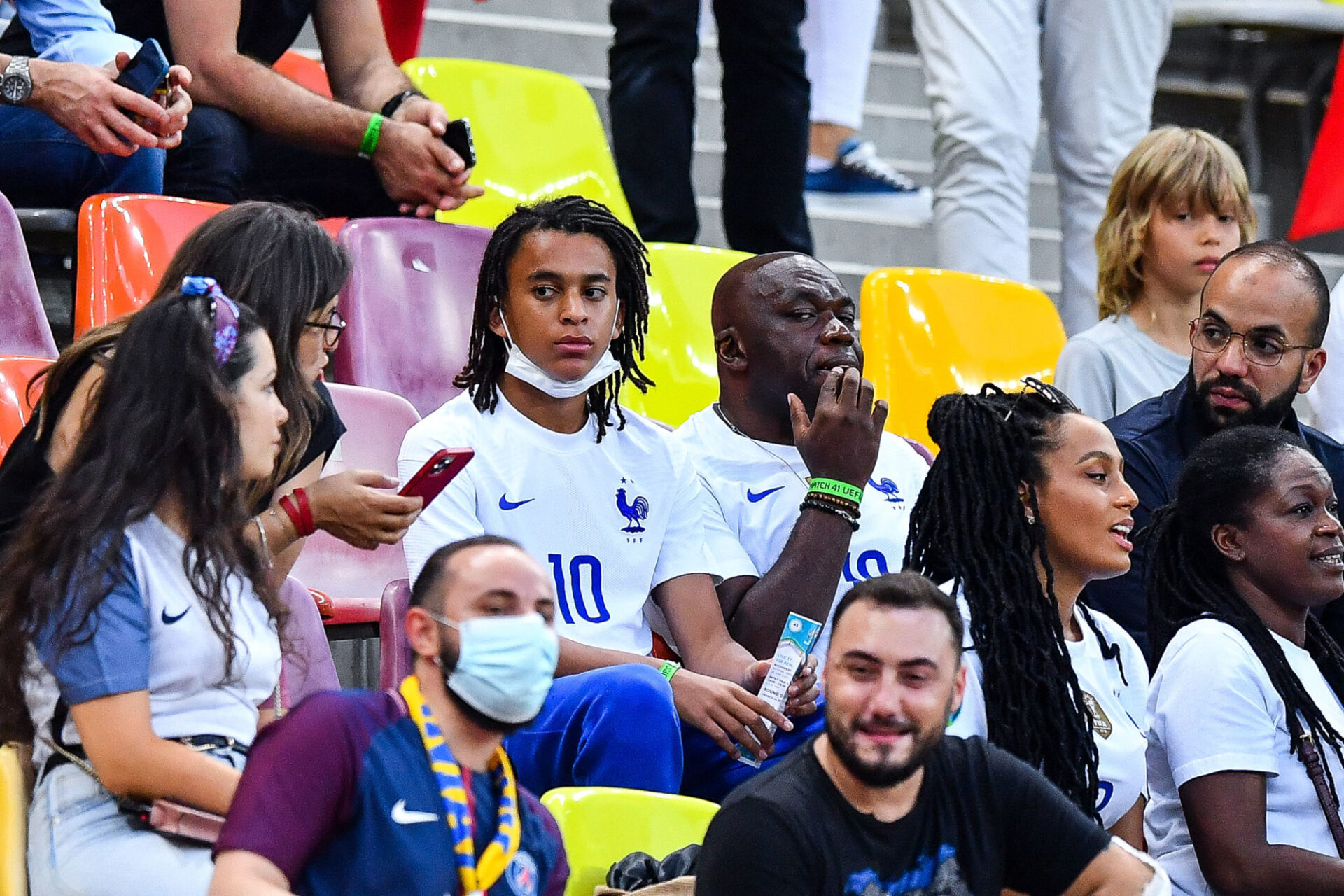 Ethan et Wilfried, le fr&egrave;re et le p&egrave;re de Kylian Mbapp&eacute; en tribune, lors de France - Suisse. (IconSport)
