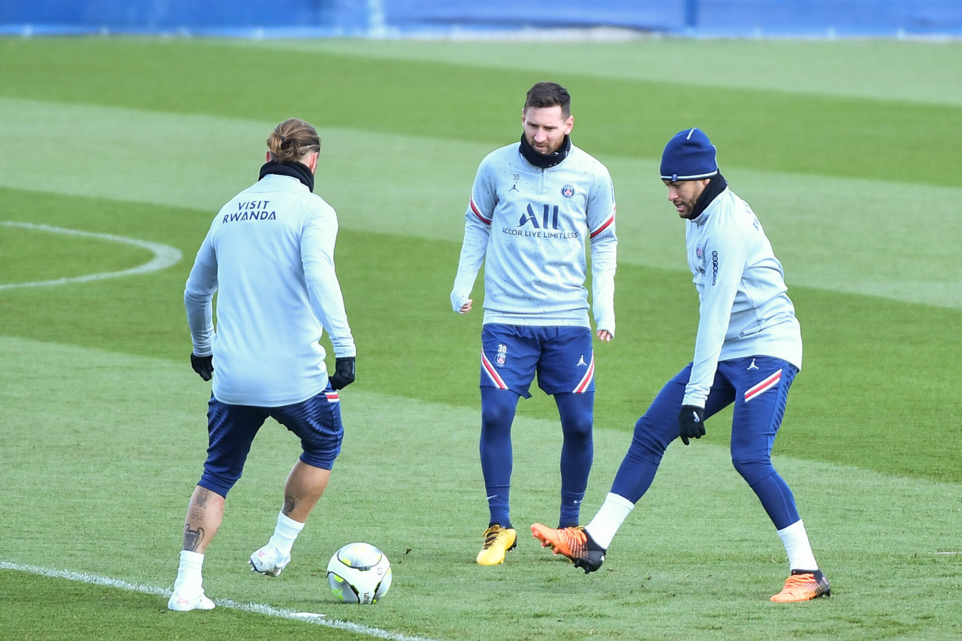 Neymar avec Lionel Messi et Sergio Ramos à l'entraînement du PSG (iconsport) Neymar avec Lionel Messi et Sergio Ramos à l'entraînement du PSG (iconsport)