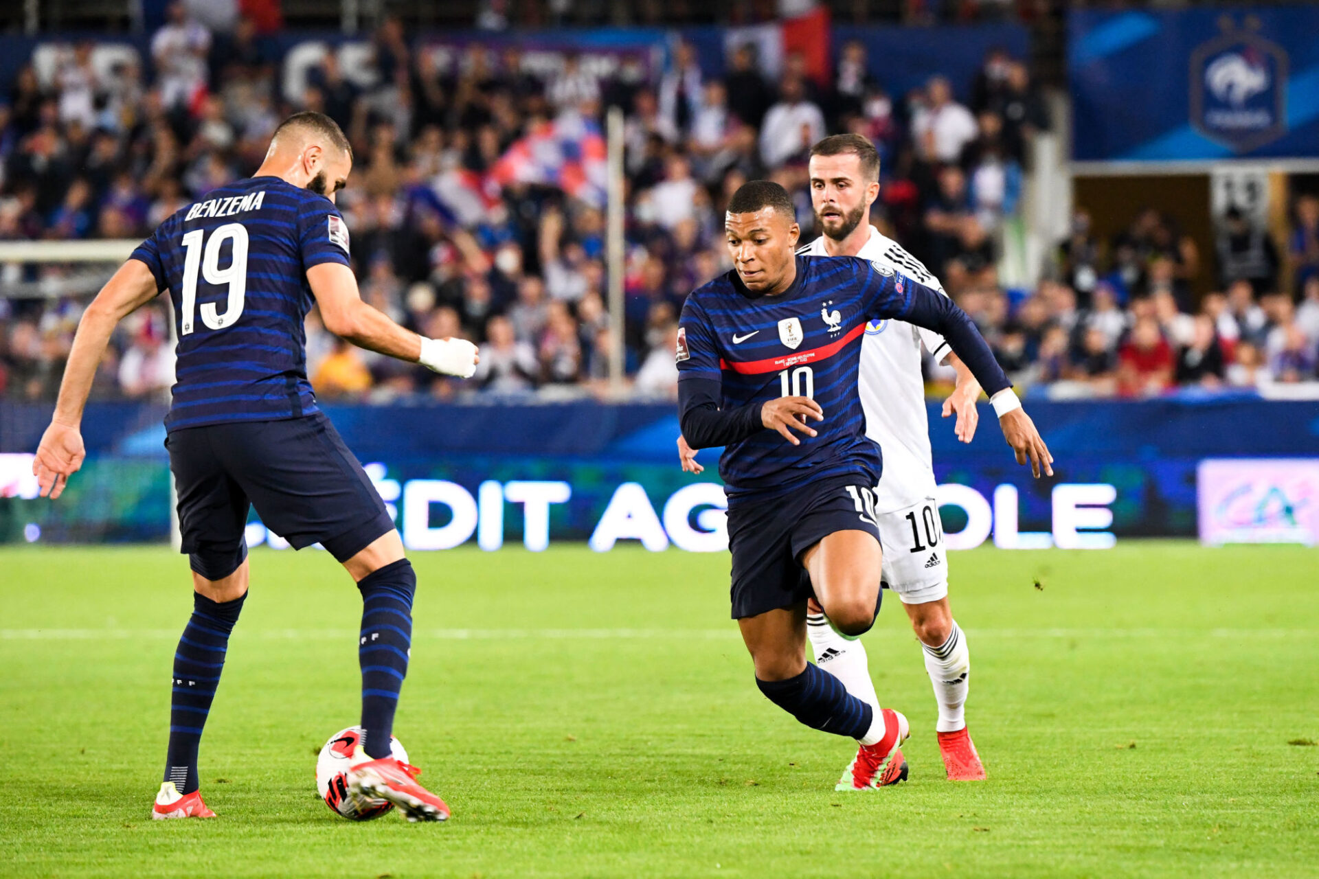 Benzema et Mbapp&eacute; avec le maillot de l'&eacute;quipe de France. / Icon Sport