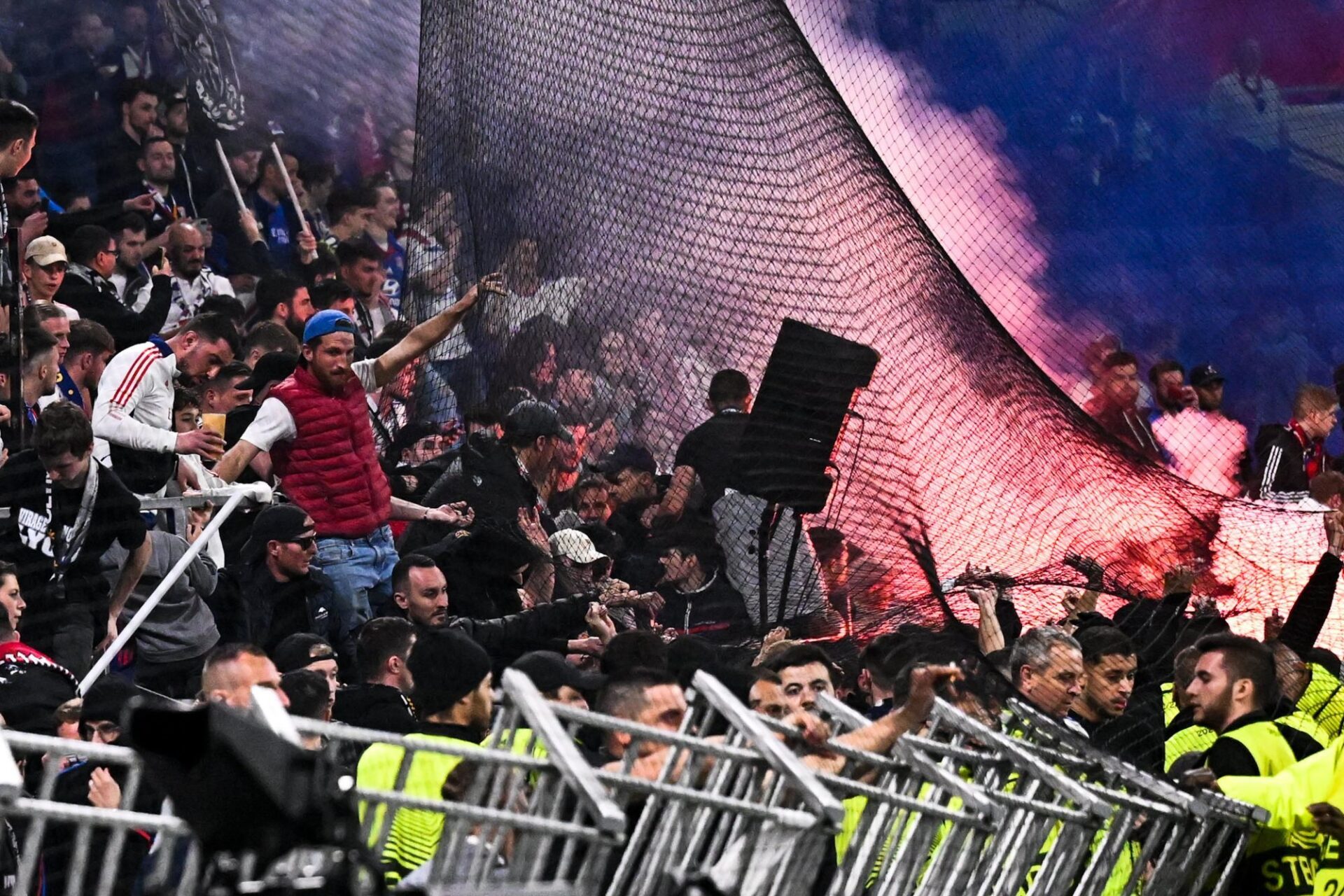 Les supporters de l'OL ont essay&eacute; de rentrer sur la pelouse. (Icon Sport)