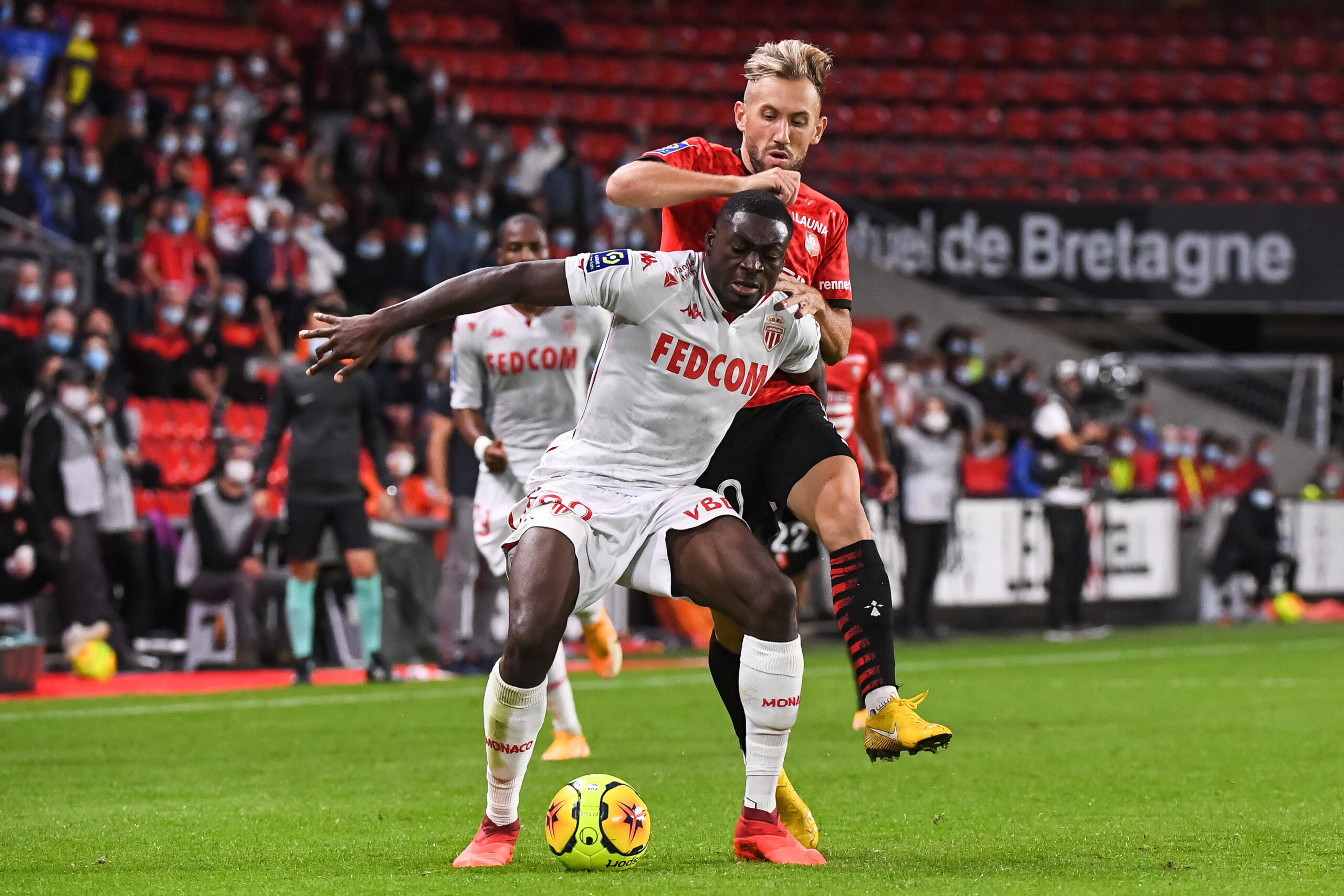 Pas de cadeau entre Flavien Tait (Rennes) et Youssouf Fofana (Monaco). (Icon Sport)