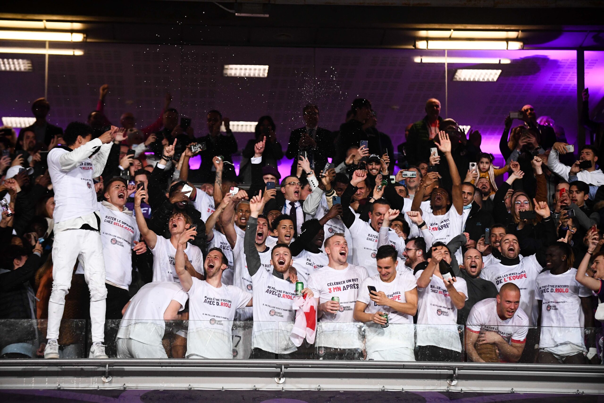 Les joueurs de Toulouse fêtent leur accession en Ligue 1 (Icon Sport)