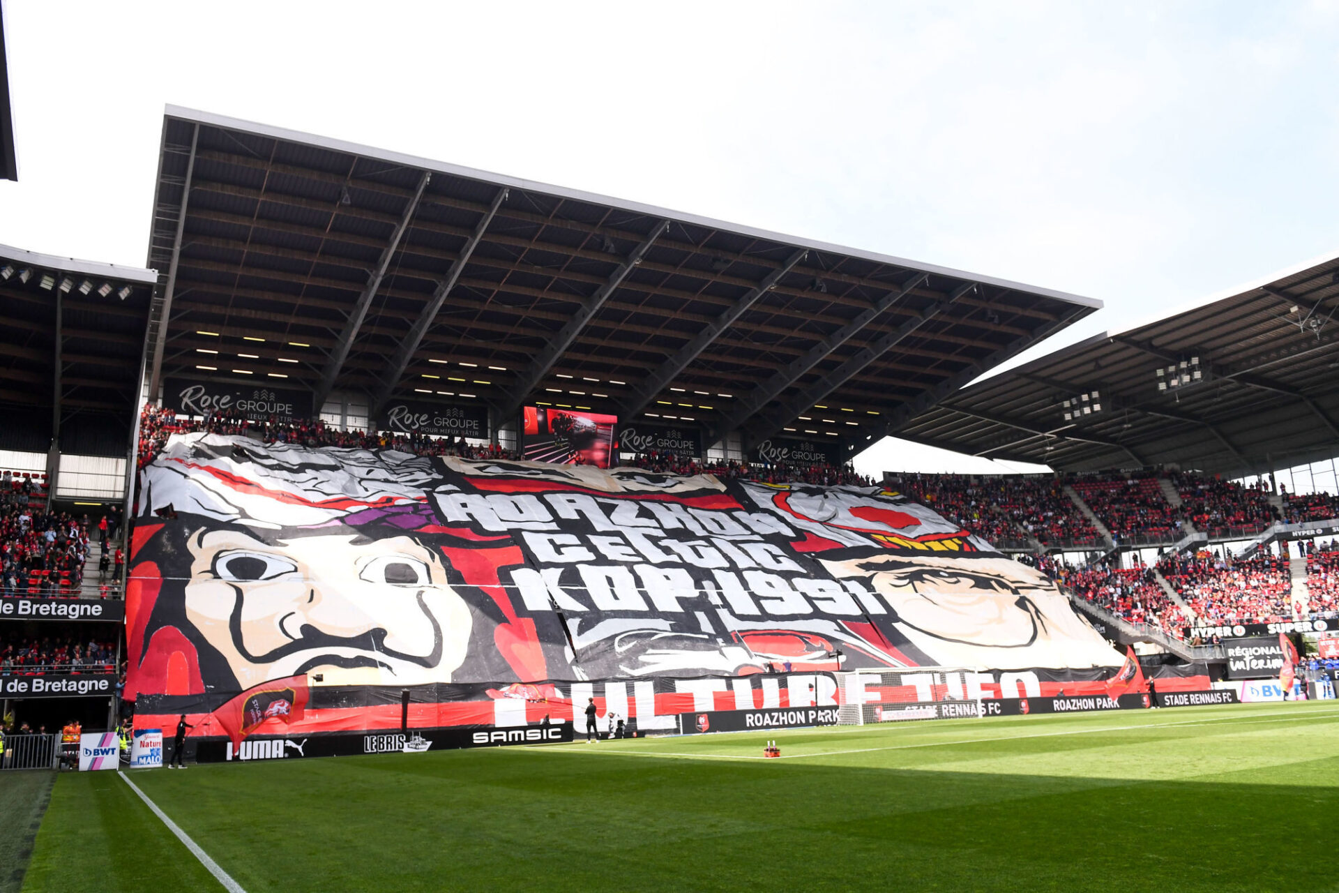 Les supporters de Rennes ont sorti le gros tifo pour ce derby contre Lorient (iconsport) 
