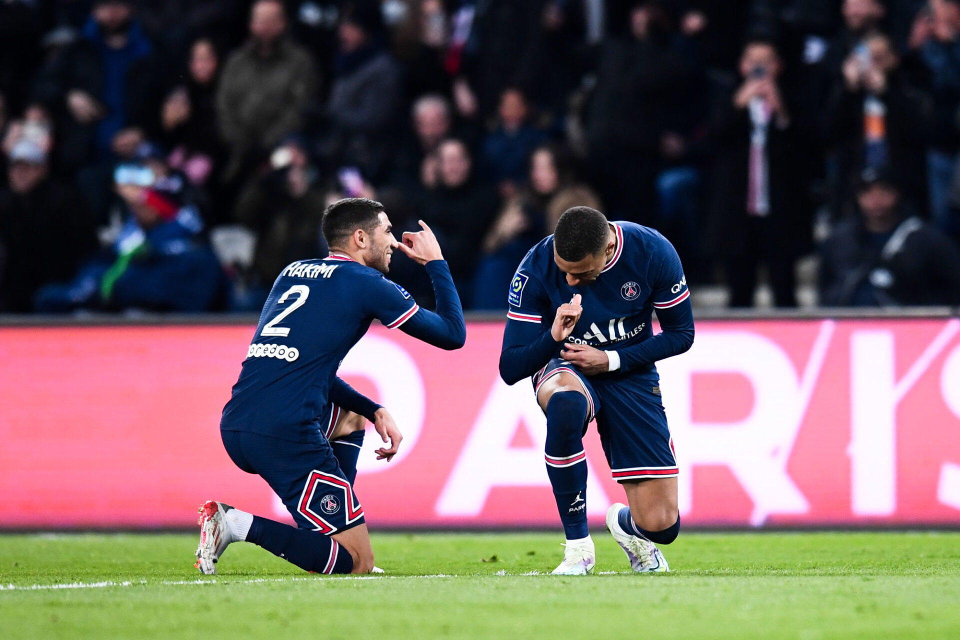 Une nouvelle c&eacute;l&eacute;bration pour Hakimi et Mbapp&eacute; apr&egrave;s le deuxi&egrave;me but du PSG (iconsport)