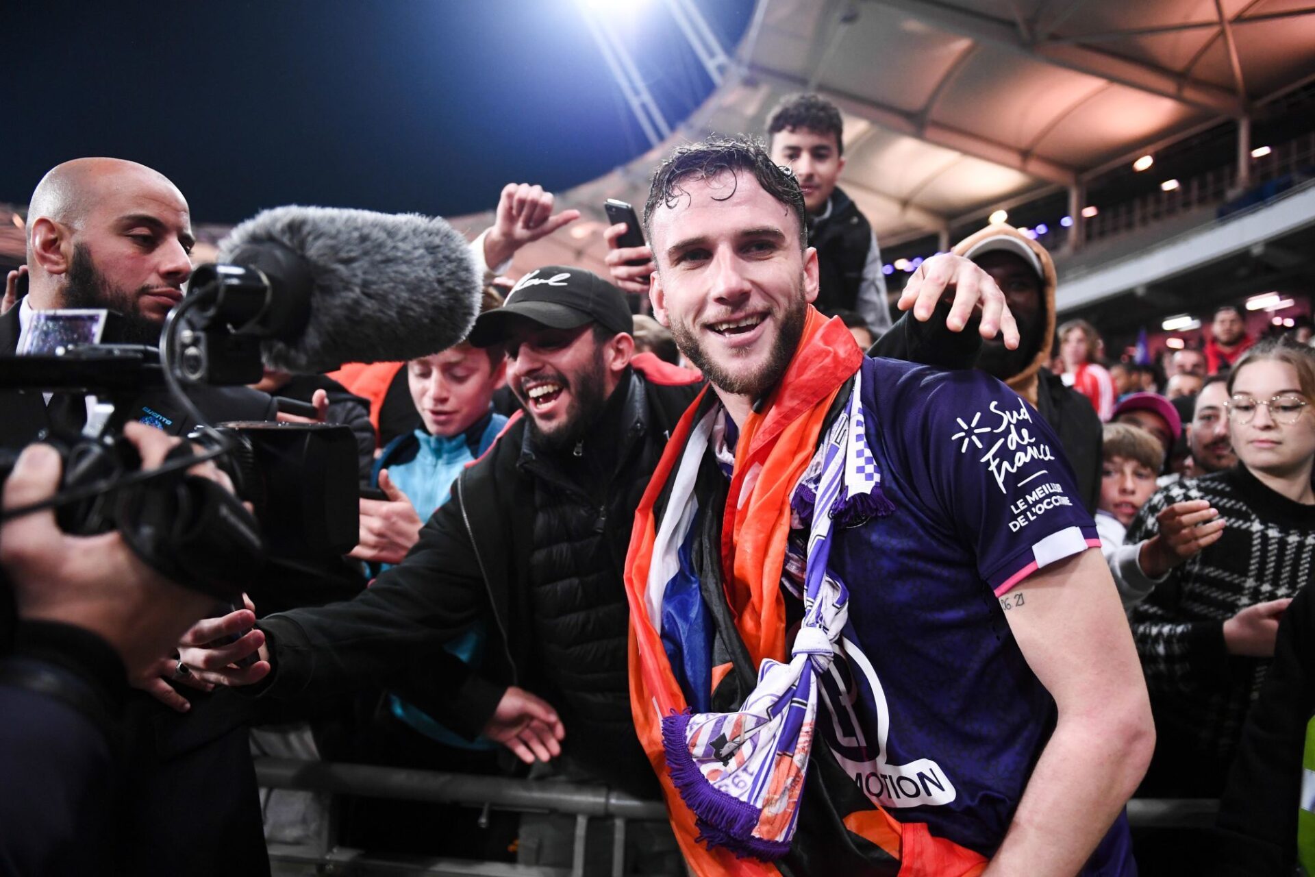 Van den Boomen a f&ecirc;te la mont&eacute;e du TFC en Ligue 1 avec les supporters (iconsport)