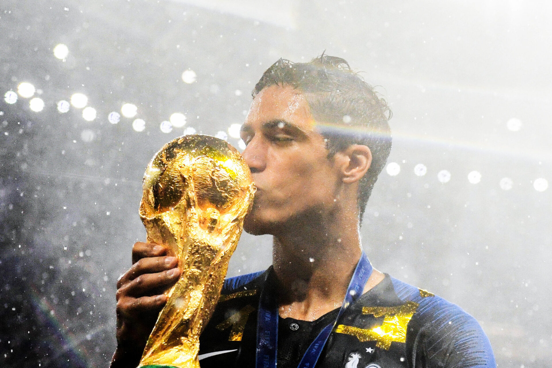 Rapha&euml;l Varane avec la Coupe du monde en 2018. (Icon Sport)