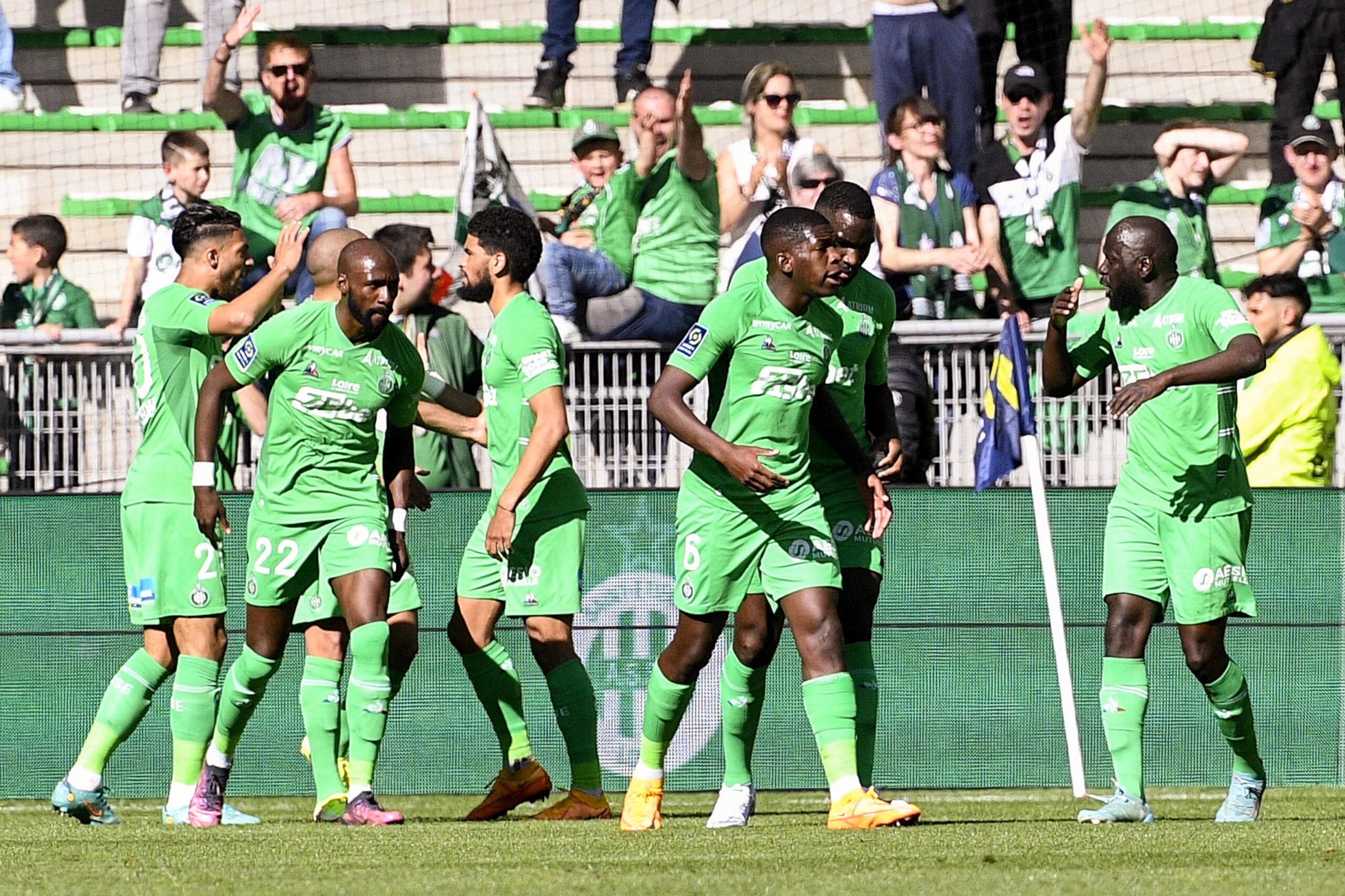 La joie de l'AS Saint-Etienne après le doublé de Mahdi Camara. (Icon Sport)