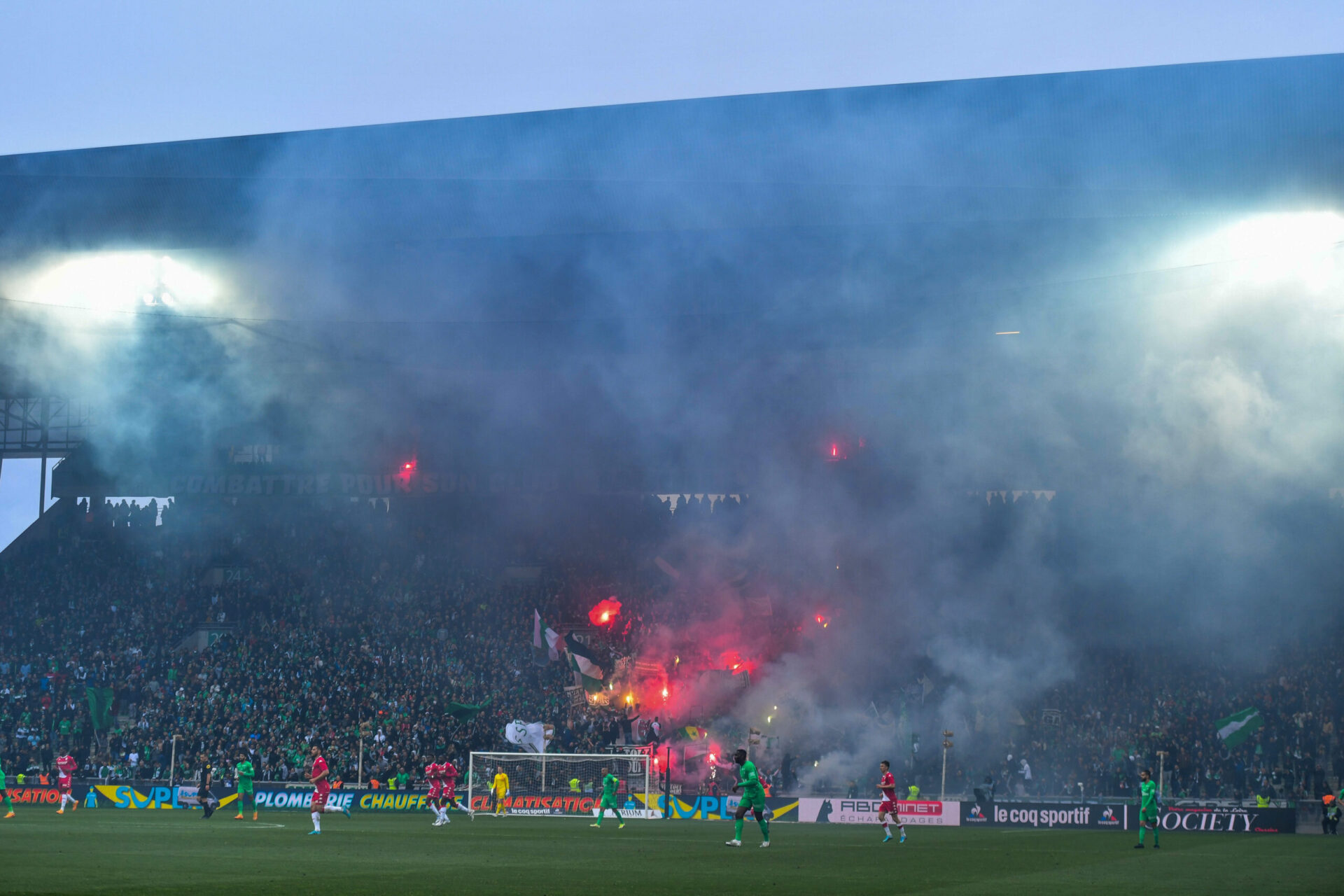 L'ASSE, sanctionn&eacute;e d'un huis clos total &agrave; titre conservatoire de Geoffroy-Guichard apr&egrave;s les incidents survenus lors de la 34&egrave;me journ&eacute;e de Ligue 1. Icon Sport
