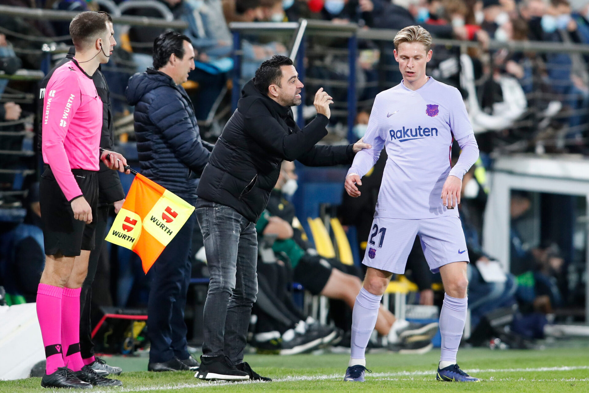 De Jong serait frustr&eacute; d'&ecirc;tre souvent remplac&eacute; par Xavi. (Icon Sport)