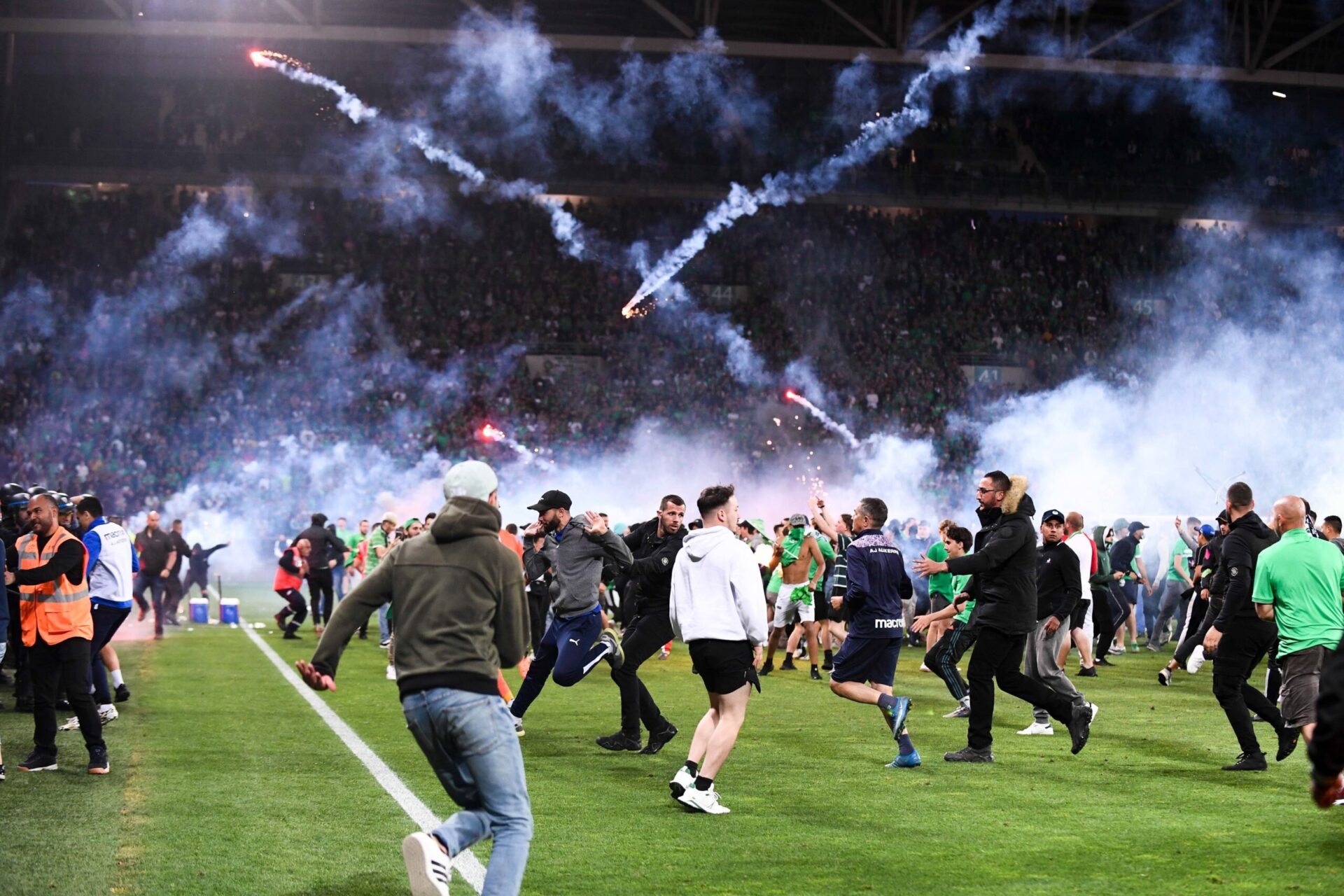 De violents incidents ont éclaté après la relégation de l'ASSE en Ligue 2 (Iconsport) De violents incidents ont éclaté après la relégation de l'ASSE en Ligue 2 (Iconsport)