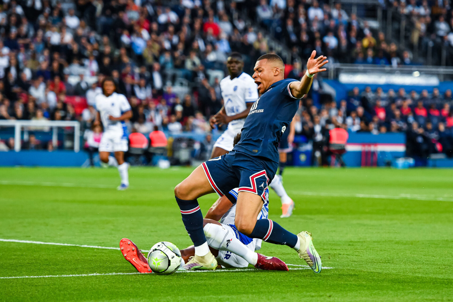 Au match aller en ao&ucirc;t dernier, le PSG s'&eacute;tait impos&eacute; d'une courte t&ecirc;te (1-2) sur la pelouse de Troyes (iconsport)
