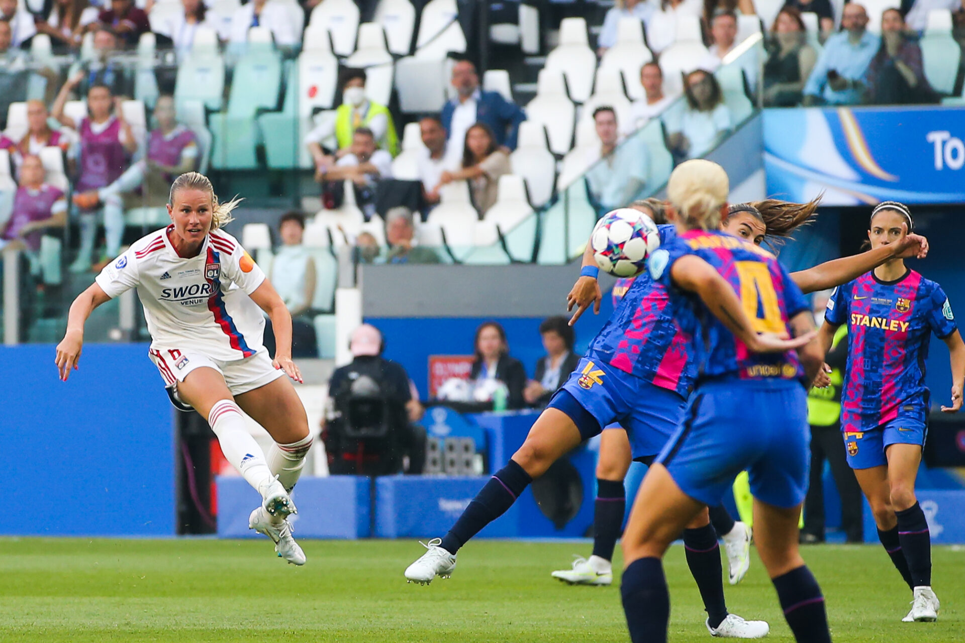 Amandine Henry a ouvert le score d'une magnifique frappe, lors de la finale de la Ligue des champions entre l'OL et le Bar&ccedil;a. Icon Sport