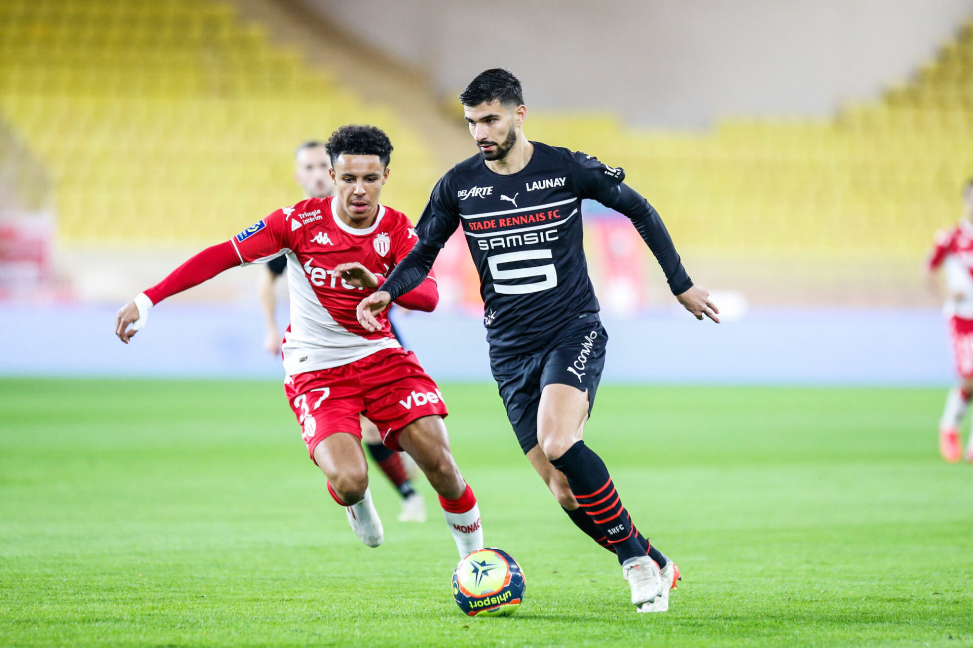Martin Terrier (Rennes) au duel avec Sofiane Diop (Monaco). (Icon Sport)
