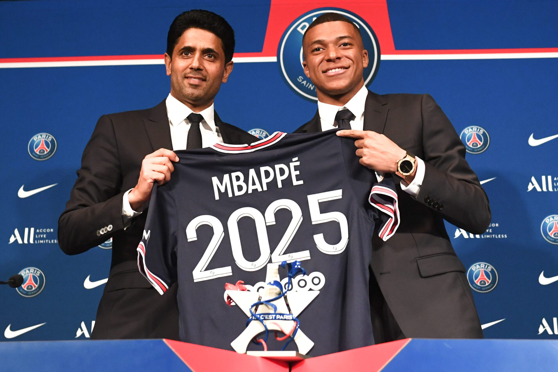 La prolongation de contrat de Kylian Mbapp&eacute; a agit&eacute; le mercato estival. Icon Sport