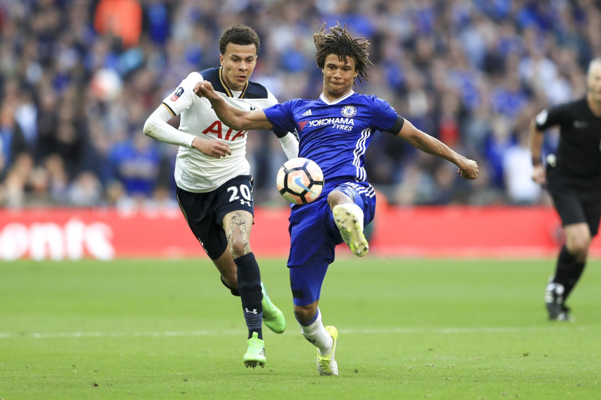 Nathan Aké sous le maillot de Chelsea, ici au duel avec Dele Alli. (Icon Sport) Nathan Aké sous le maillot de Chelsea, ici au duel avec Dele Alli. (Icon Sport)