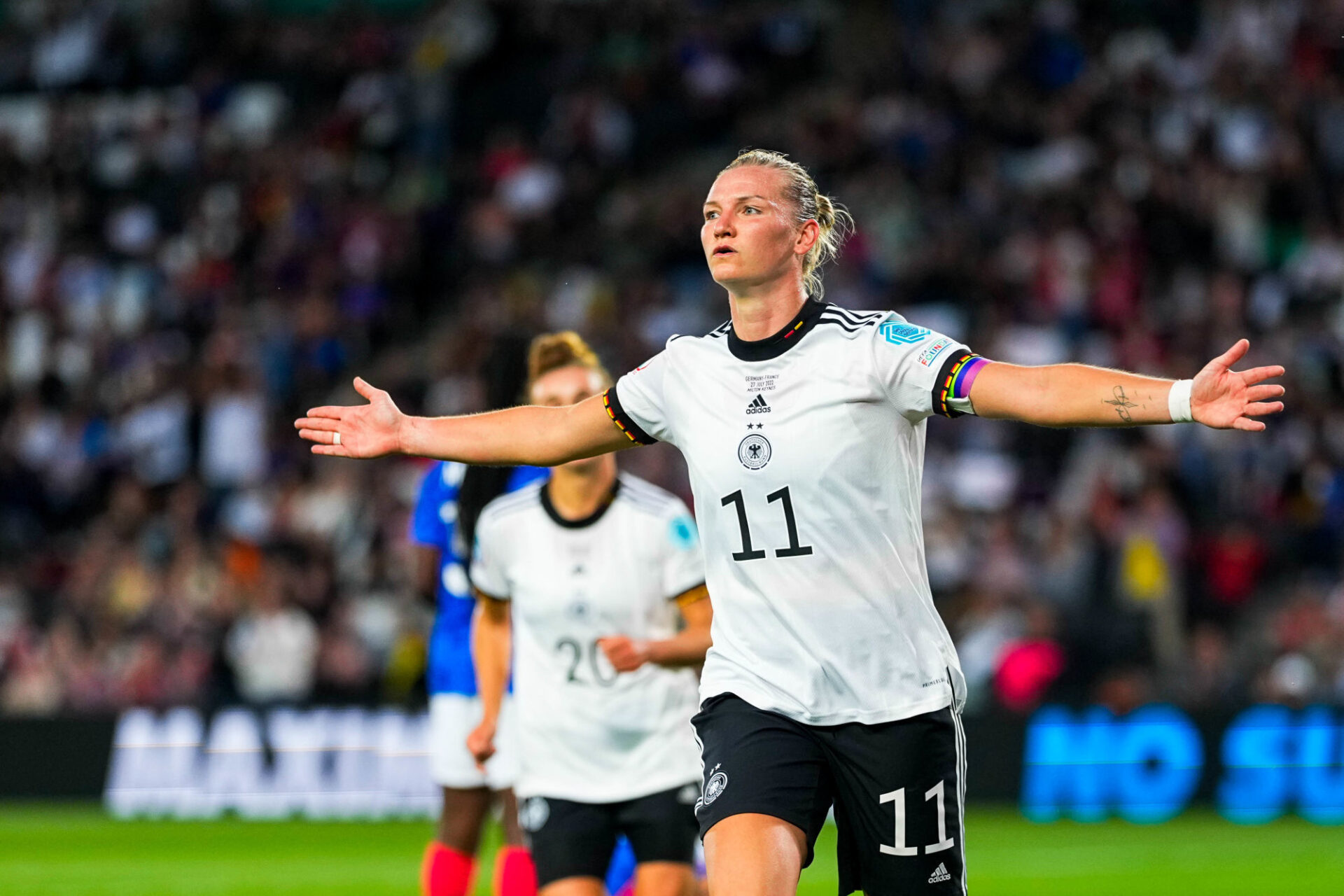 Delphine Cascarino et l'équipe de France à l'échauffement avant l'un des matches les plus importants de l'histoire de l'équipe de France face à l'Allemagne (iconsport) Delphine Cascarino et l'équipe de France à l'échauffement avant l'un des matches les plus importants de l'histoire de l'équipe de France face à l'Allemagne (iconsport)