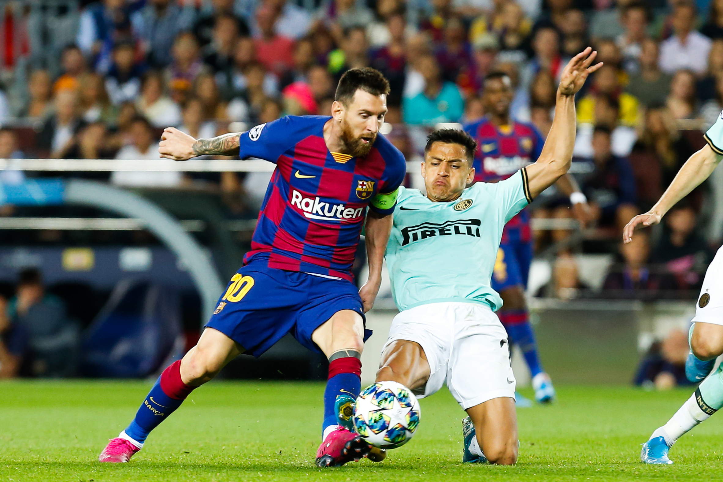 Alexis Sanchez (à droite), ici au duel avec Lionel Messi (Icon Sport)