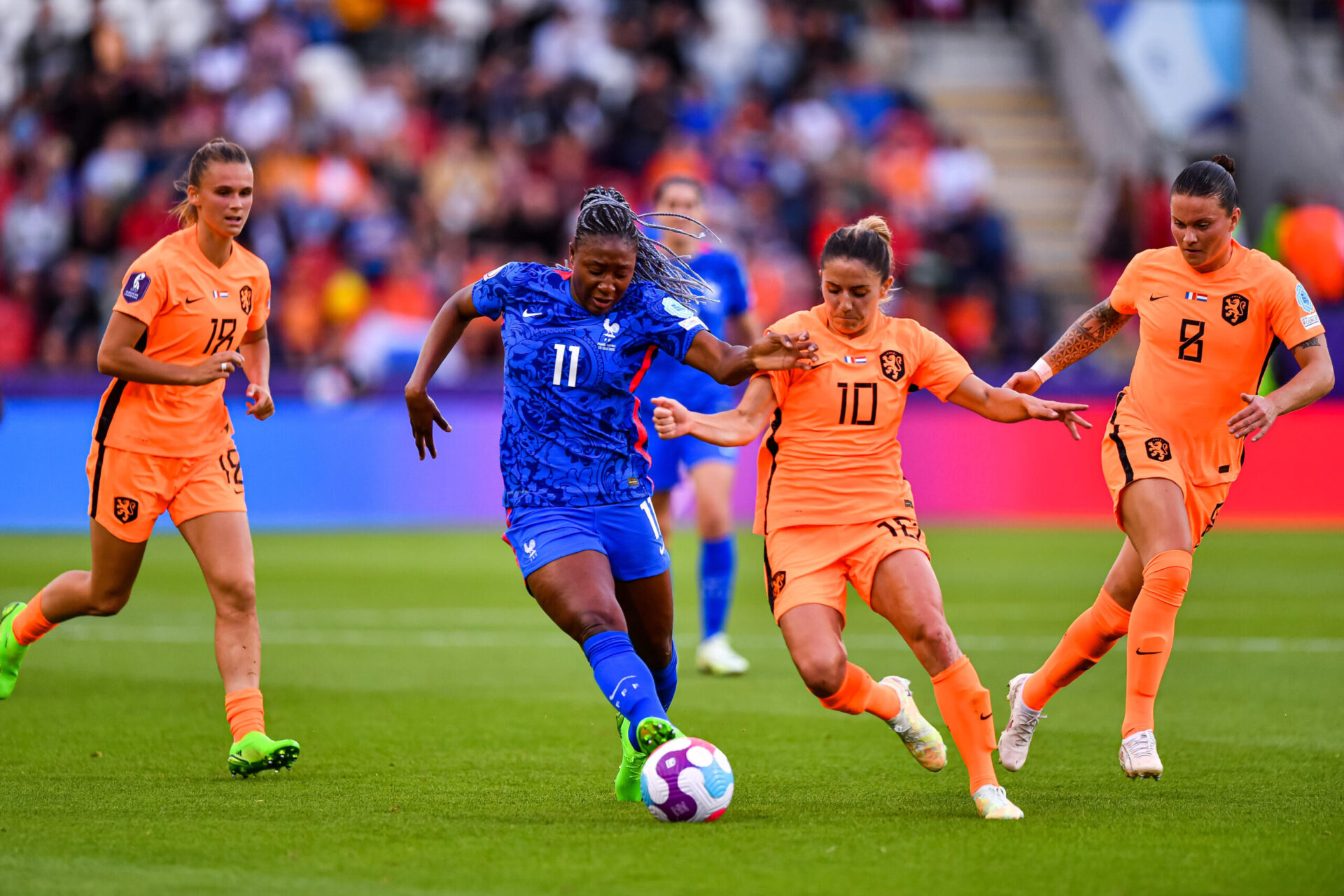 Kadidiatou Diani, à la lutte avec Van de Donk lors de Pays-Bas-France, en quart de finale de l'Euro 2022. Icon Sport Kadidiatou Diani, à la lutte avec Van de Donk lors de Pays-Bas-France, en quart de finale de l'Euro 2022. Icon Sport
