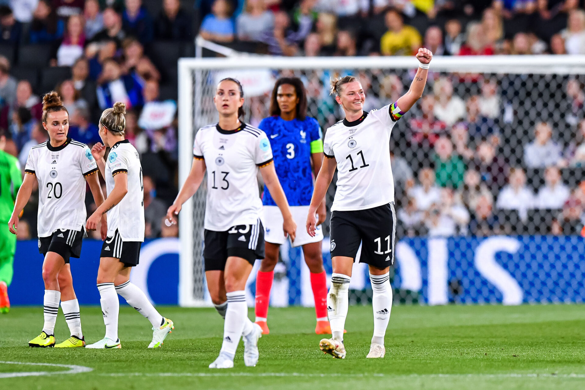 Delphine Cascarino et l'équipe de France à l'échauffement avant l'un des matches les plus importants de l'histoire de l'équipe de France face à l'Allemagne (iconsport) Delphine Cascarino et l'équipe de France à l'échauffement avant l'un des matches les plus importants de l'histoire de l'équipe de France face à l'Allemagne (iconsport)