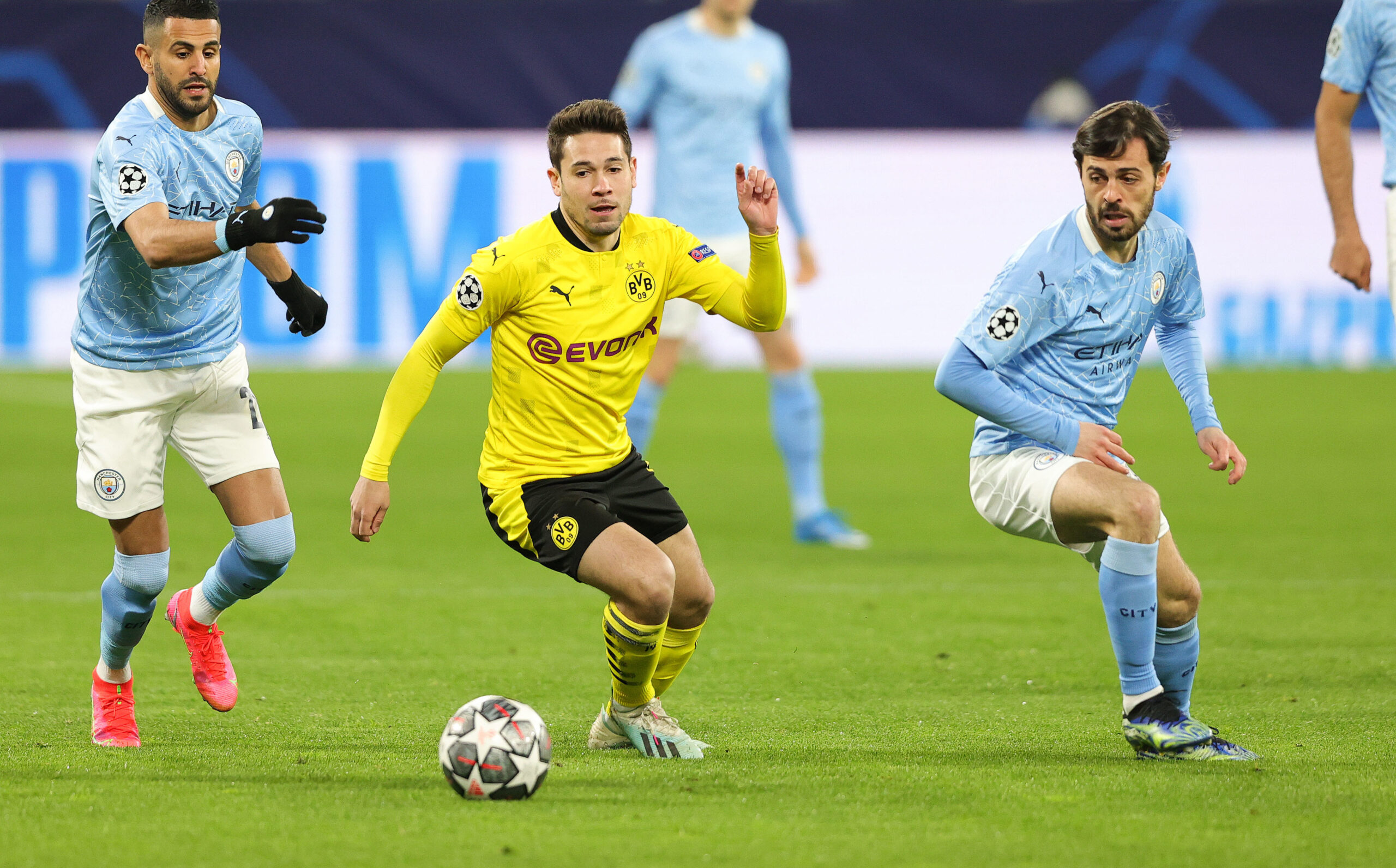 Raphaël Guerreiro (au centre) sous les couleurs du Borussia Dortmund (Icon Sport)