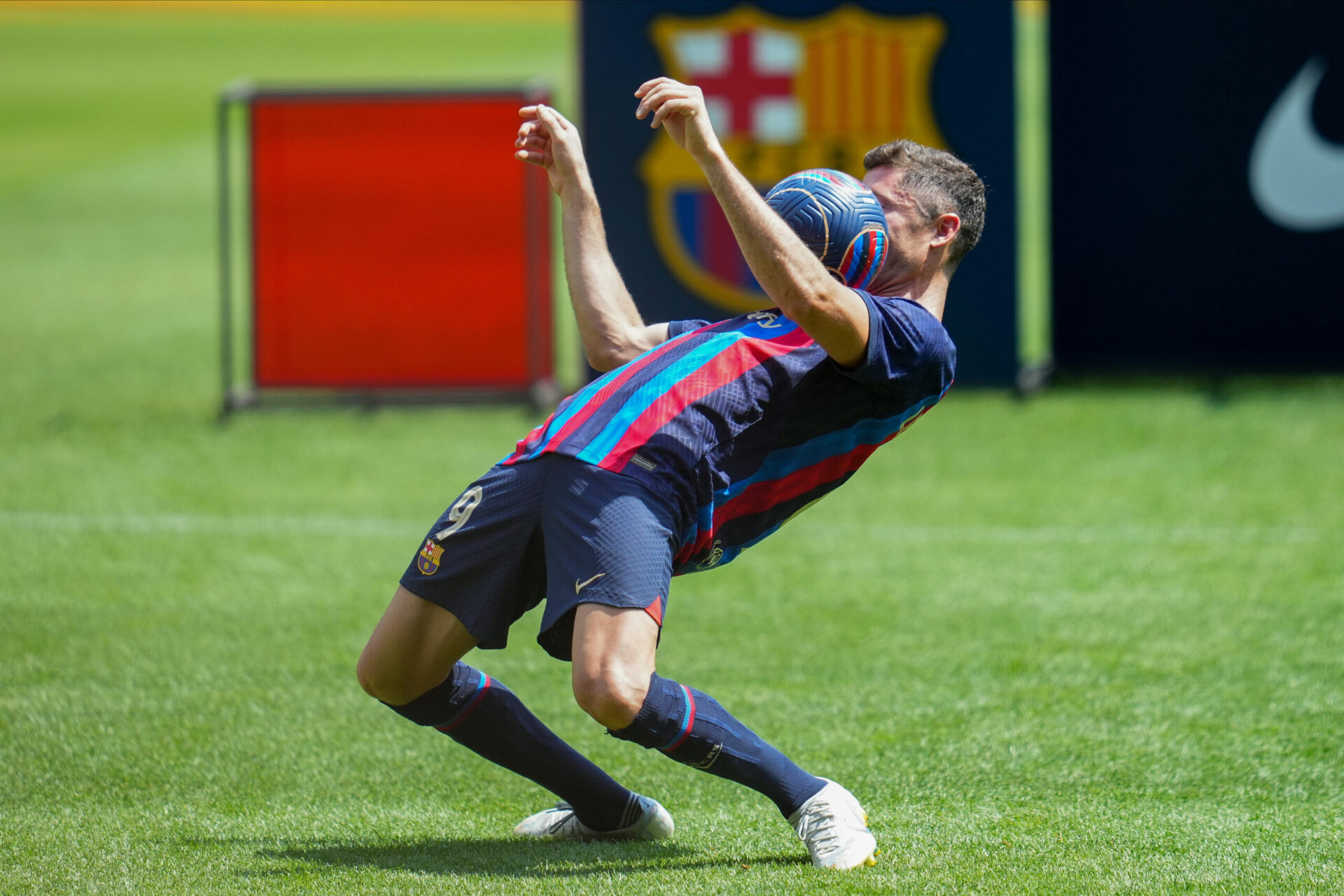 Robert Lewandowski a fait le spectacle lors de sa pr&eacute;sentation - Icon sport