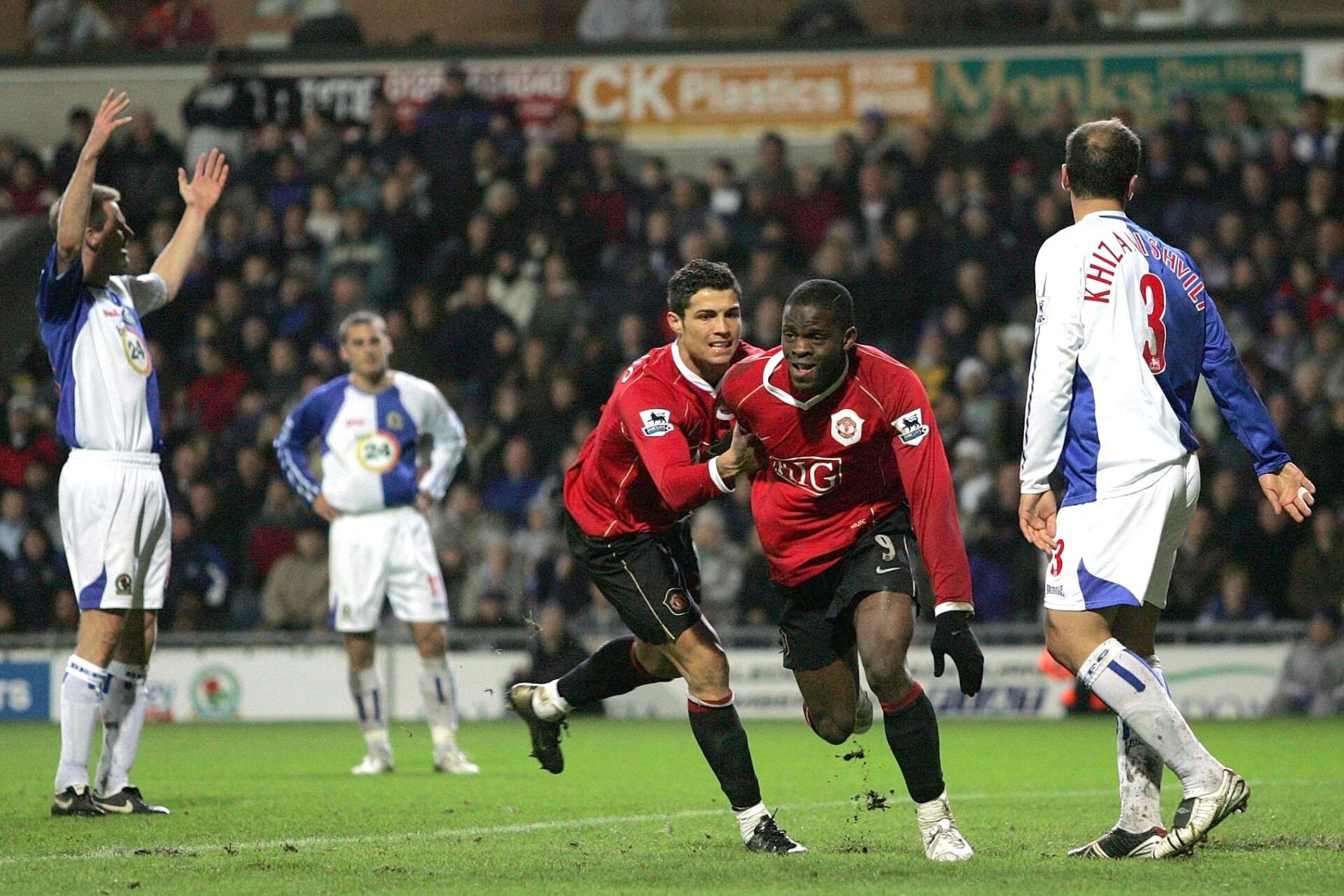 La joie de Louis Saha et Cristiano Ronaldo en novembre 2006. (Icon Sport) La joie de Louis Saha et Cristiano Ronaldo en novembre 2006. (Icon Sport)