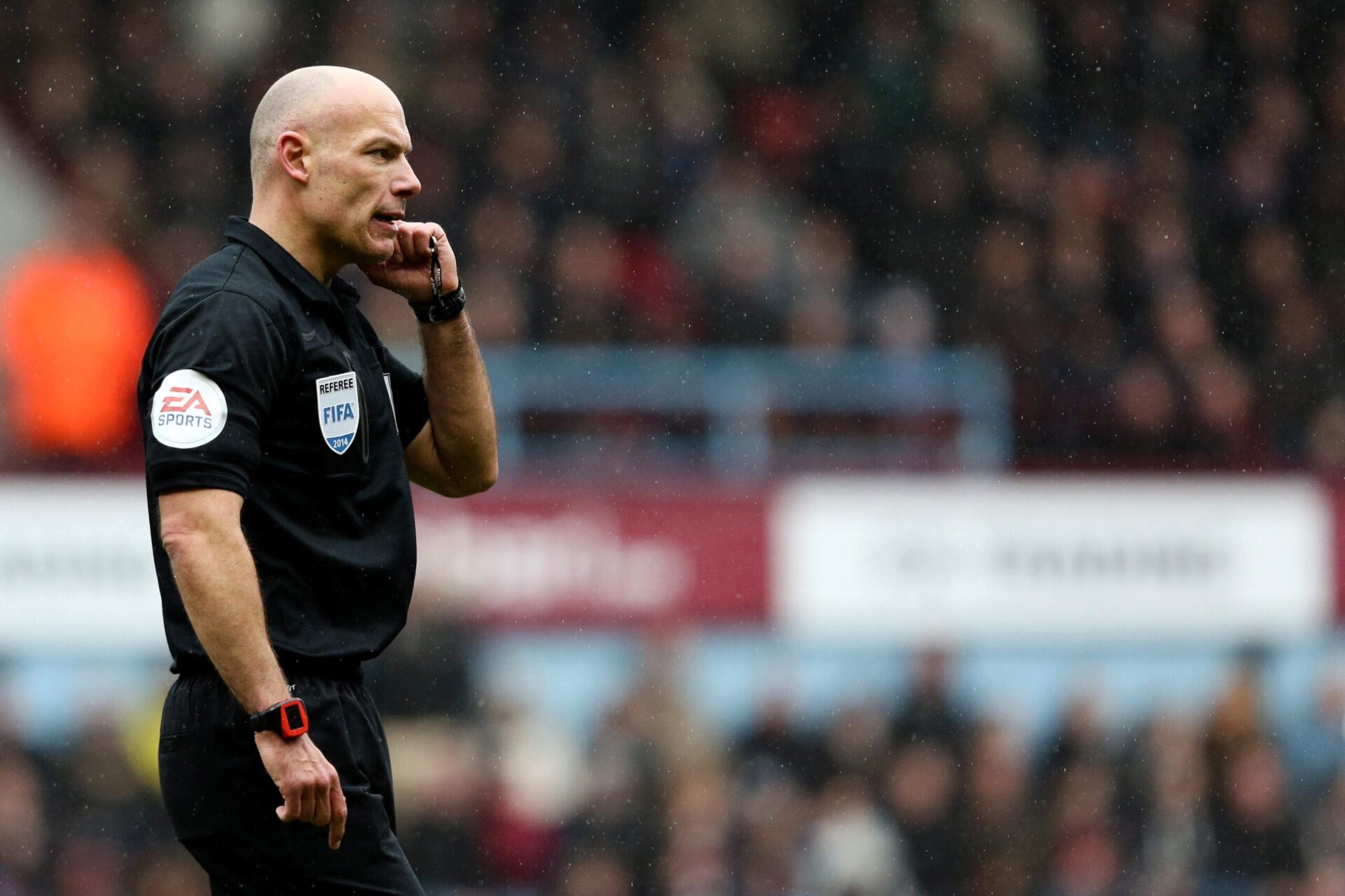 Howard Webb lors d'un match de Premier League entre West Ham et Swansea, en 2014. (Icon Sport)