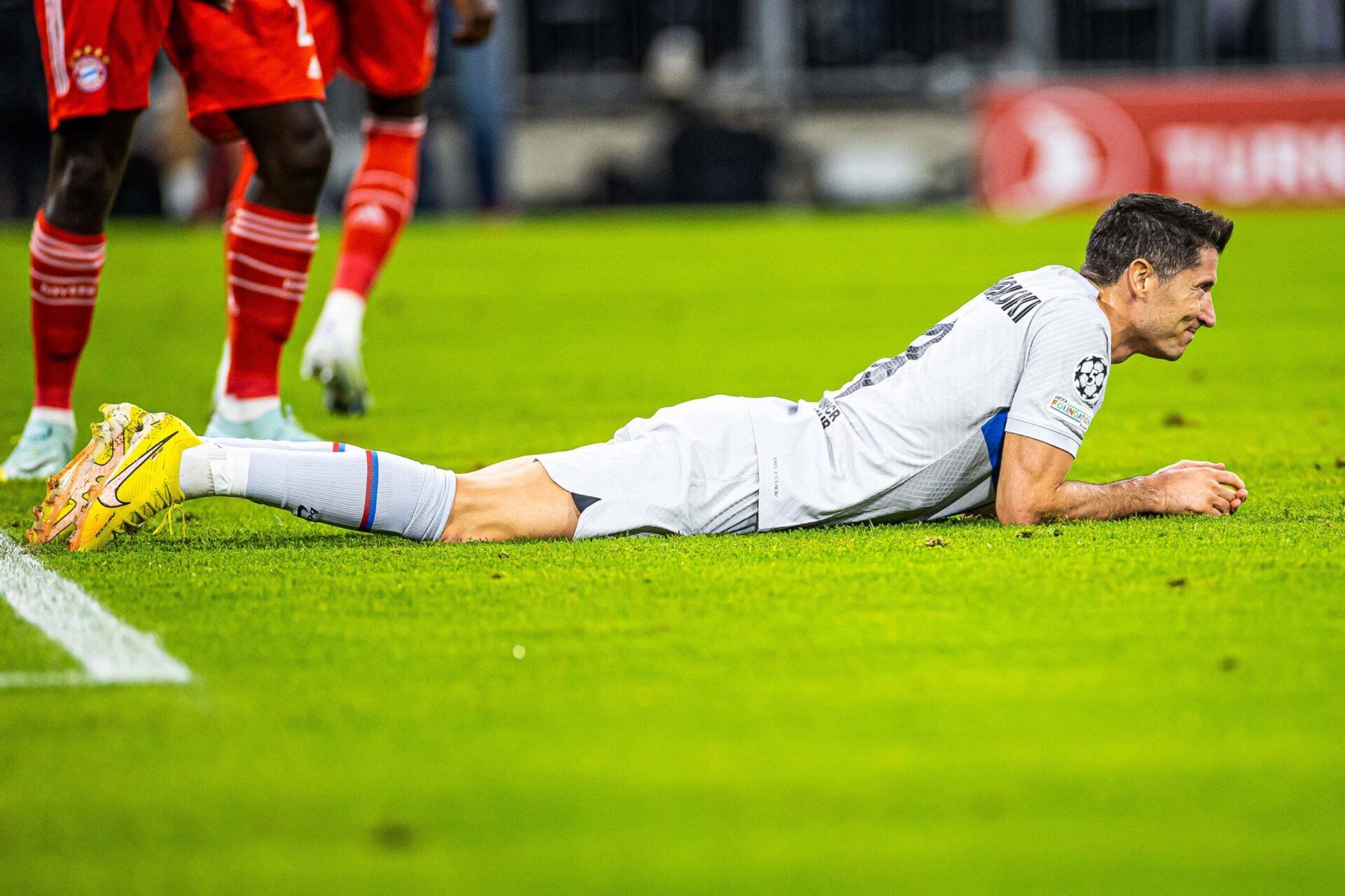 Touch&eacute; &agrave; la cuisse, Robert Lewandowski se blesse au pire des moments pour le FC Barcelone (Icon Sport)