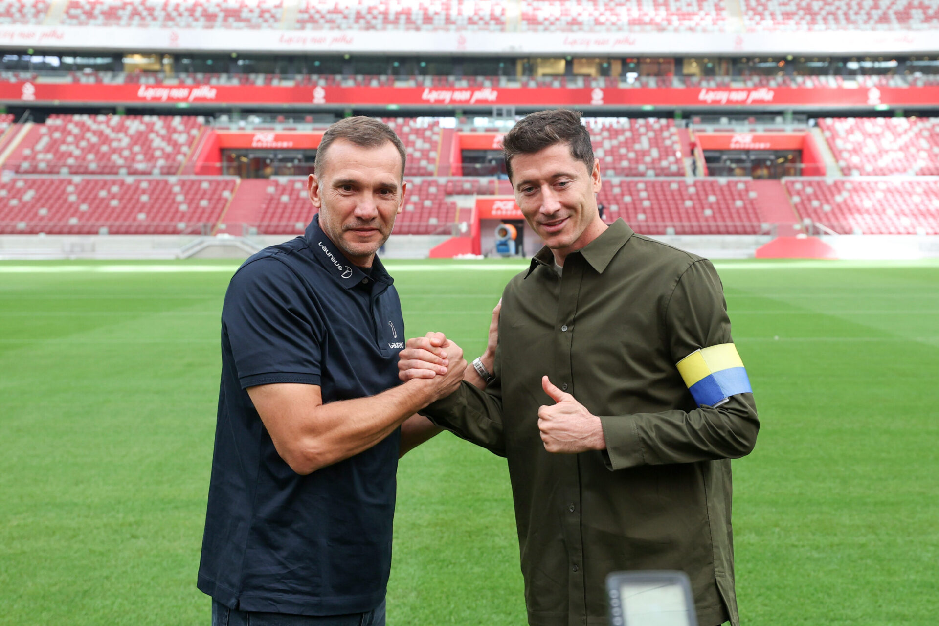 Andriy Shevchenko a remis en main propre un brassard aux couleurs de l'Ukraine &agrave; Robert Lewandowski (Icon Sport)