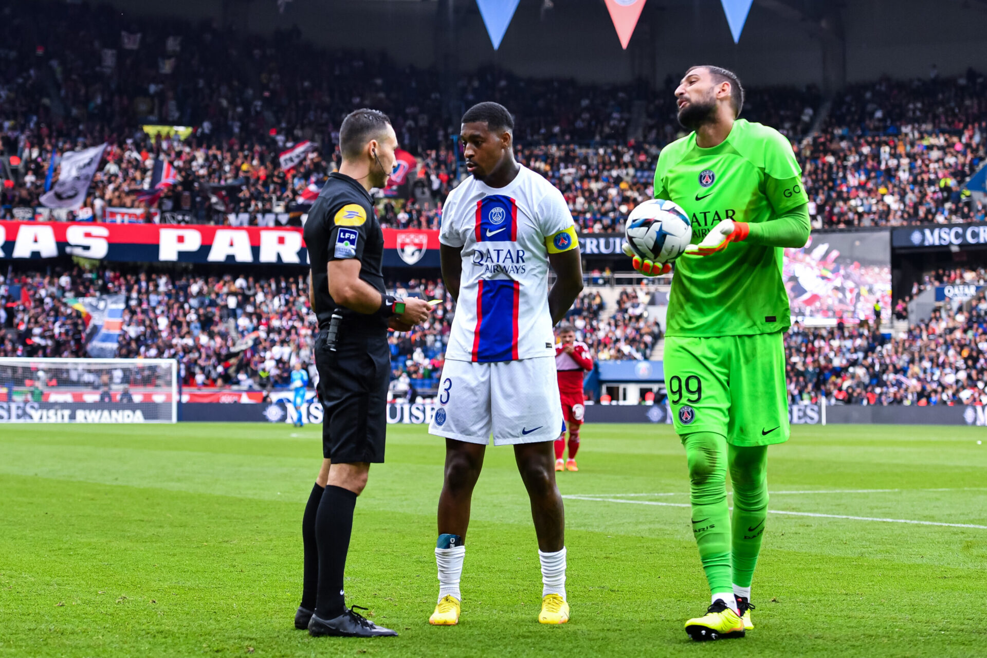 J&eacute;r&eacute;mie Pignard en discussion avec Presnel Kimpembe en L1. (Icon Sport)