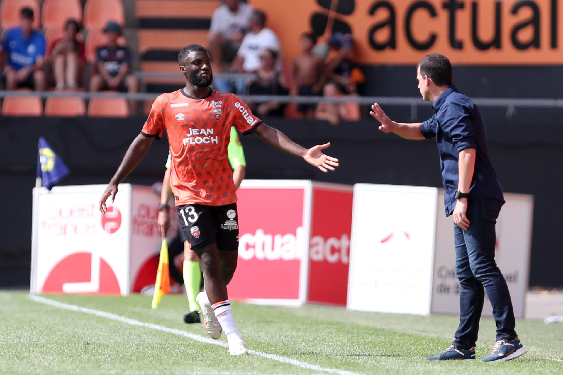 Terem Moffi, attaquant du FC Lorient, et son entra&icirc;neur R&eacute;gis Le Bris. (Icon Sport)
