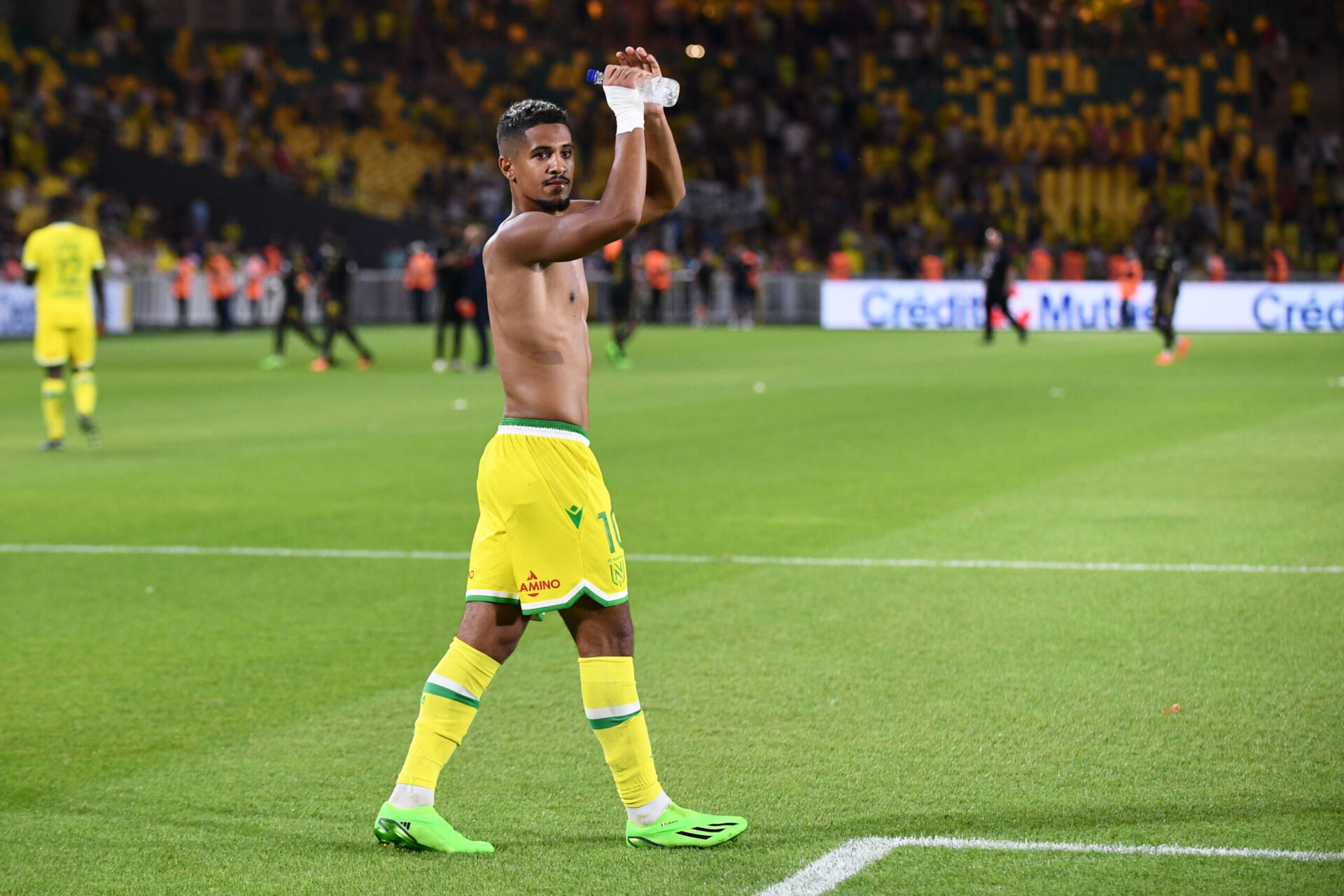 Apr&egrave;s un long feuilleton, Ludovic Blas est finalement rest&eacute; au FC Nantes, pour le plus grand plaisir d'Antoine Kombouar&eacute;. (Icon Sport)